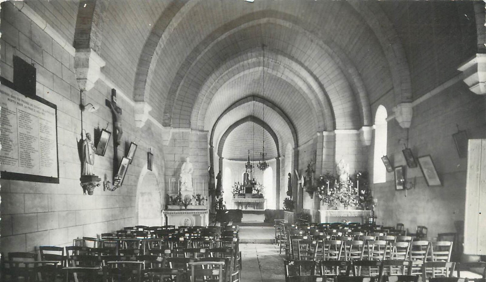 Carte postale non-datée de l'intérieur de l'église St-Impère (Geneanet)