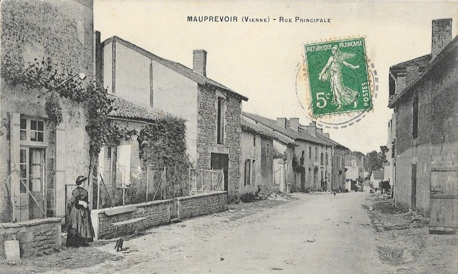 Carte postale de la rue principale de Mauprévoir en 1910 (Geneanet)