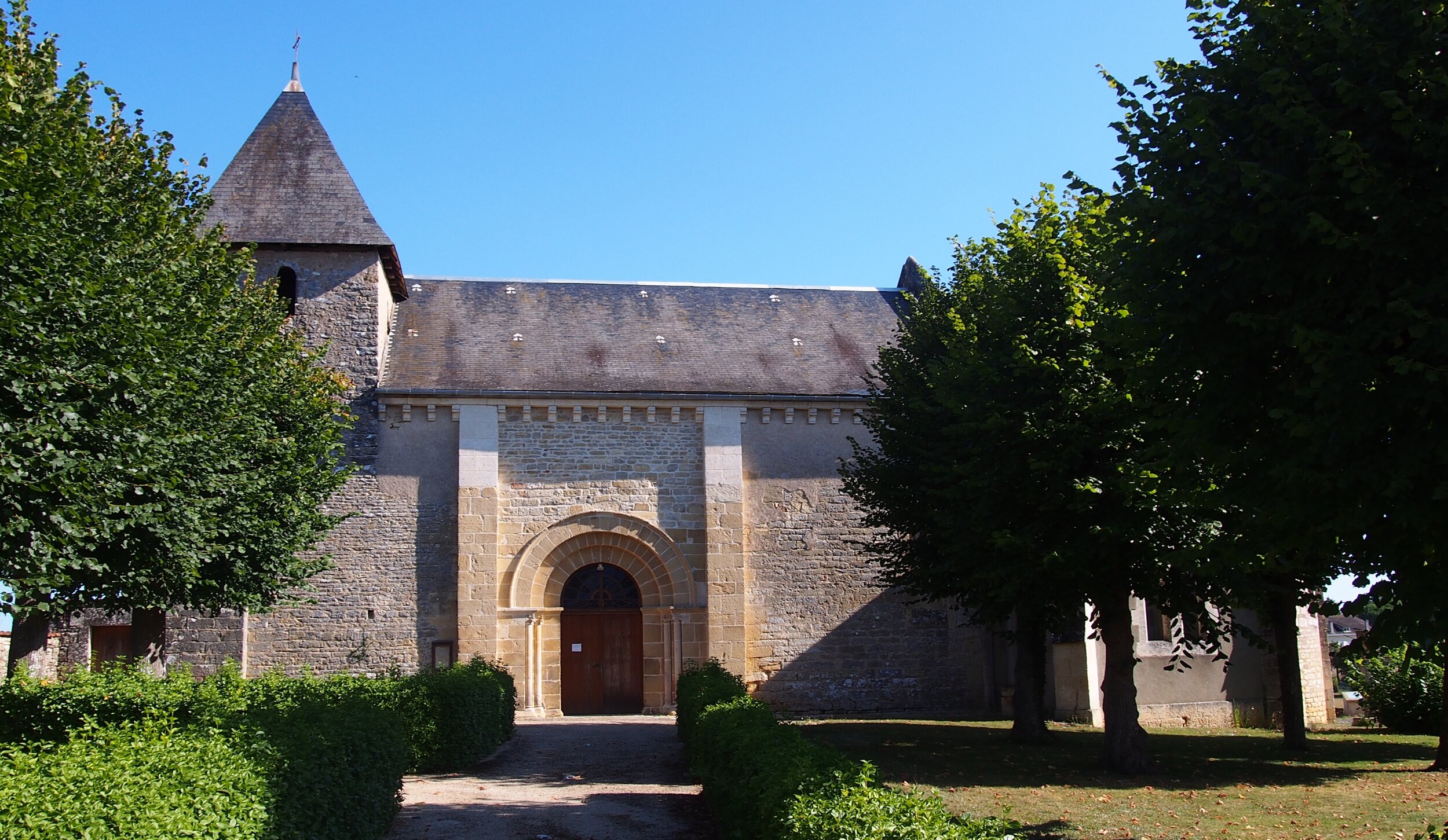 The medieval St-Impère church, whose nave walls, bell tower and choir are original (photo by Ikmo-ned, Wikimedia Commons)