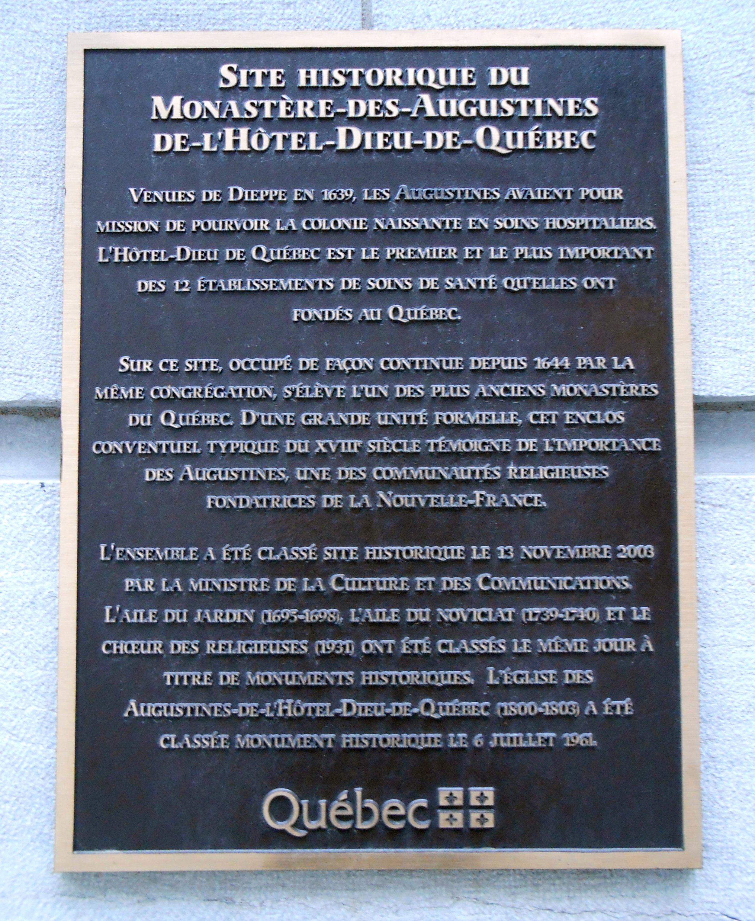 « Plaque descriptive du site historique du monastère des Augustines de l'Hôtel-Dieu de Québec », photo prise en 2013 par Jean Gagnon (Wikimedia Commons). 