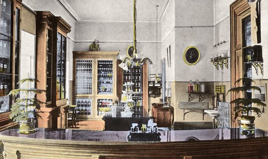 « Pharmacie, Hôtel-Dieu, Montréal », carte postale créée entre 1910 et 1916 (Bibliothèque et Archives nationales du Québec).