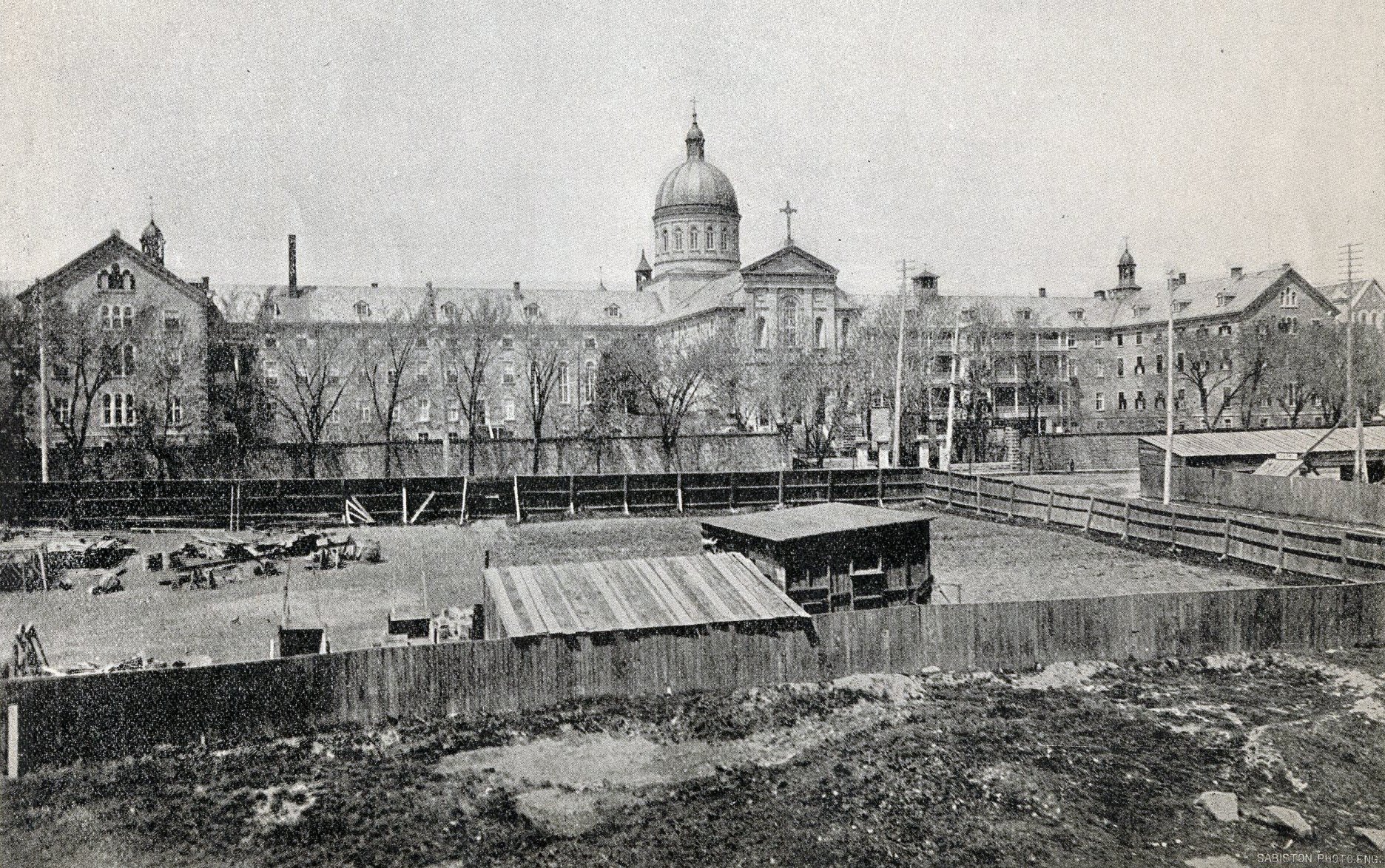 « Hôtel-Dieu », photo de 1892 (Bibliothèque et Archives nationales du Québec). 