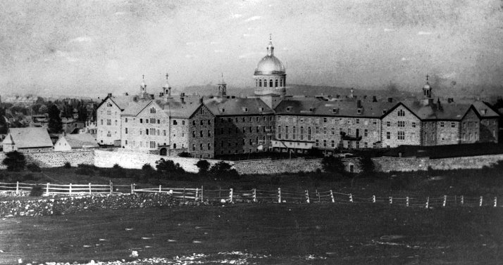 « Hôpital Hôtel-Dieu, Montréal, QC, vers 1865 » (Musée McCord).