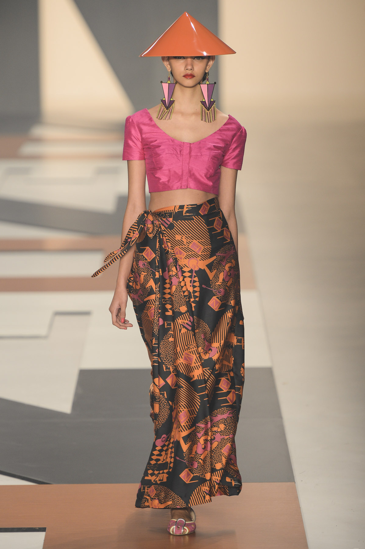 desfile-neon-spfw-verao2014-011.jpeg