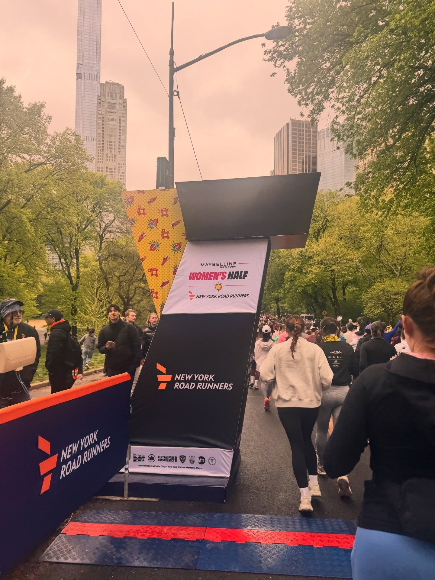 Uphill. Downhill. Steady. KEEP MOVING! When women run, everything moves forward.
Honored to be part of the #MaybellineWomensHalf 💫
#Brighther #Momstrong #Mentalgrit