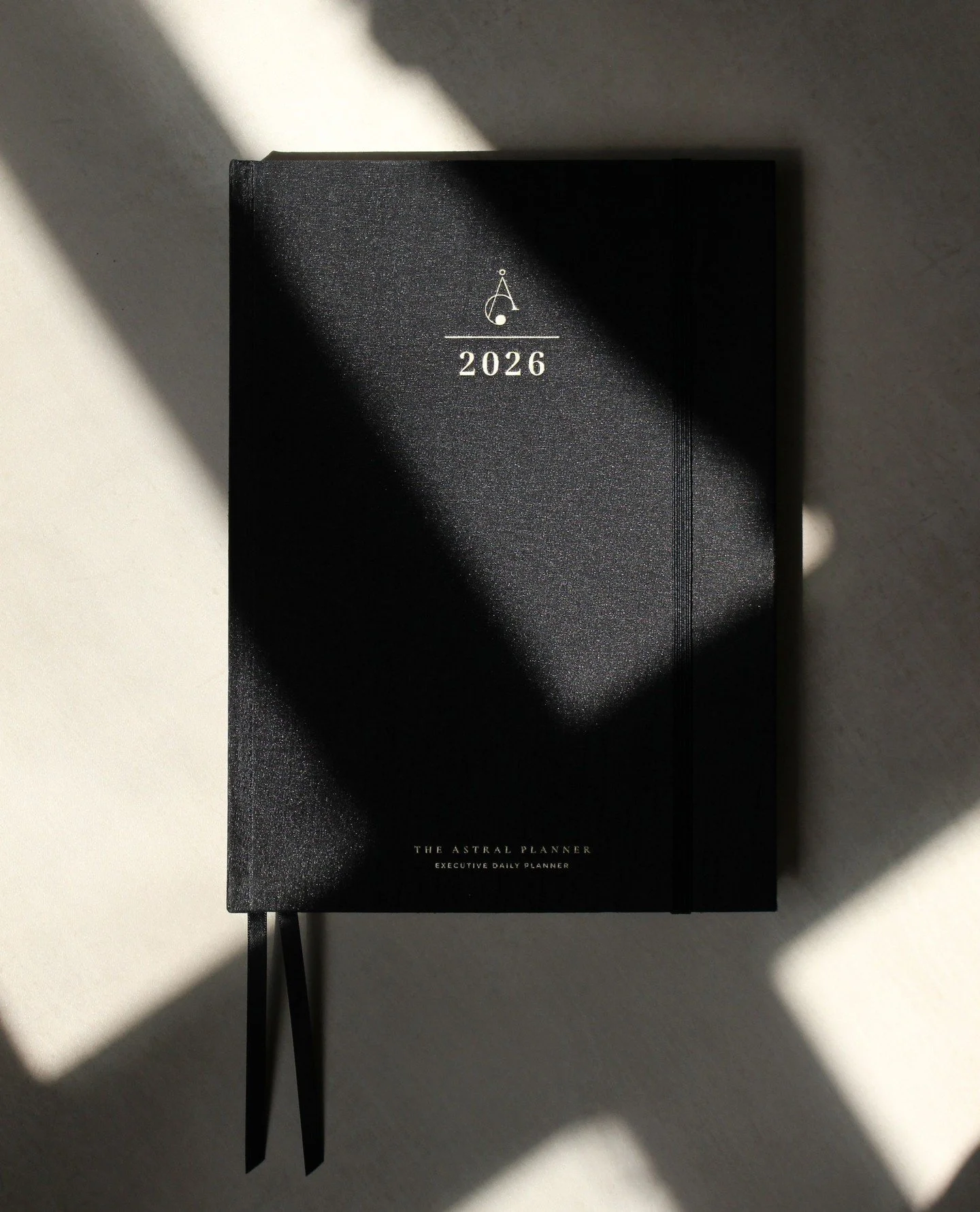 𝐓𝐡𝐞 𝐋𝐚𝐧𝐠𝐮𝐚𝐠𝐞 𝐨𝐟 𝐒𝐢𝐥𝐤⁠
⁠
For the first time ever, the cover itself becomes a story. ⁠
⁠
The 2026 Edition debuts a new artisan textile&mdash;an architecturally structured taffeta infused with the lustrous shimmer of silk. Traditionally