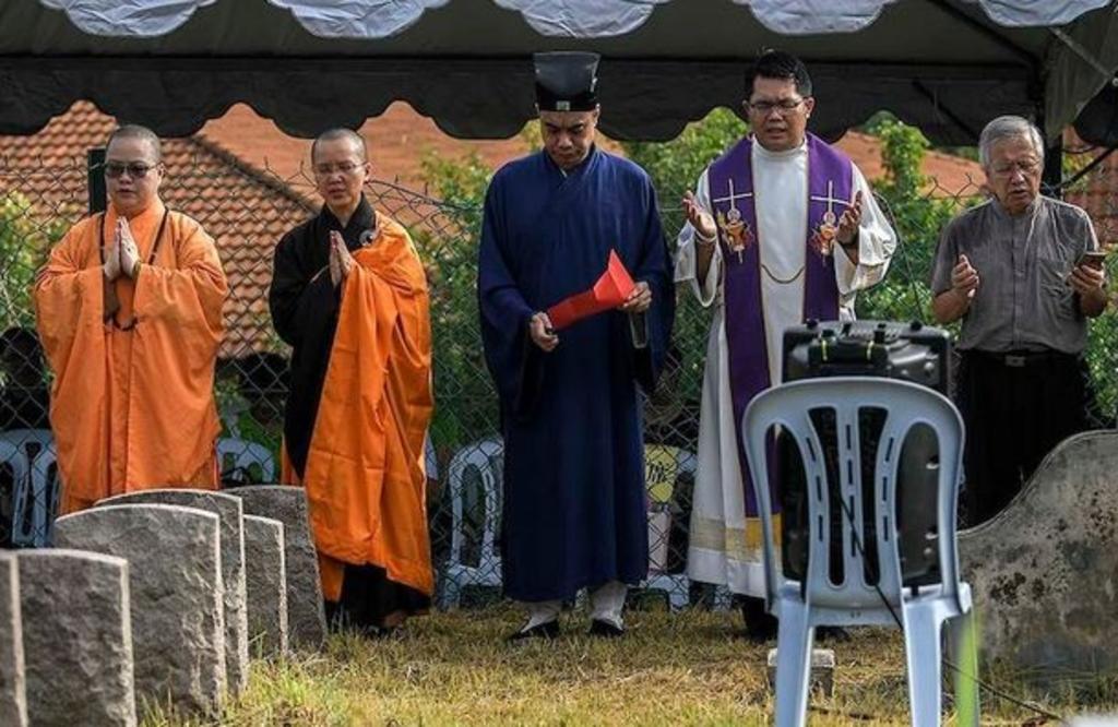 Muslims, non-Muslims in M'sia barred from praying together under new directive
