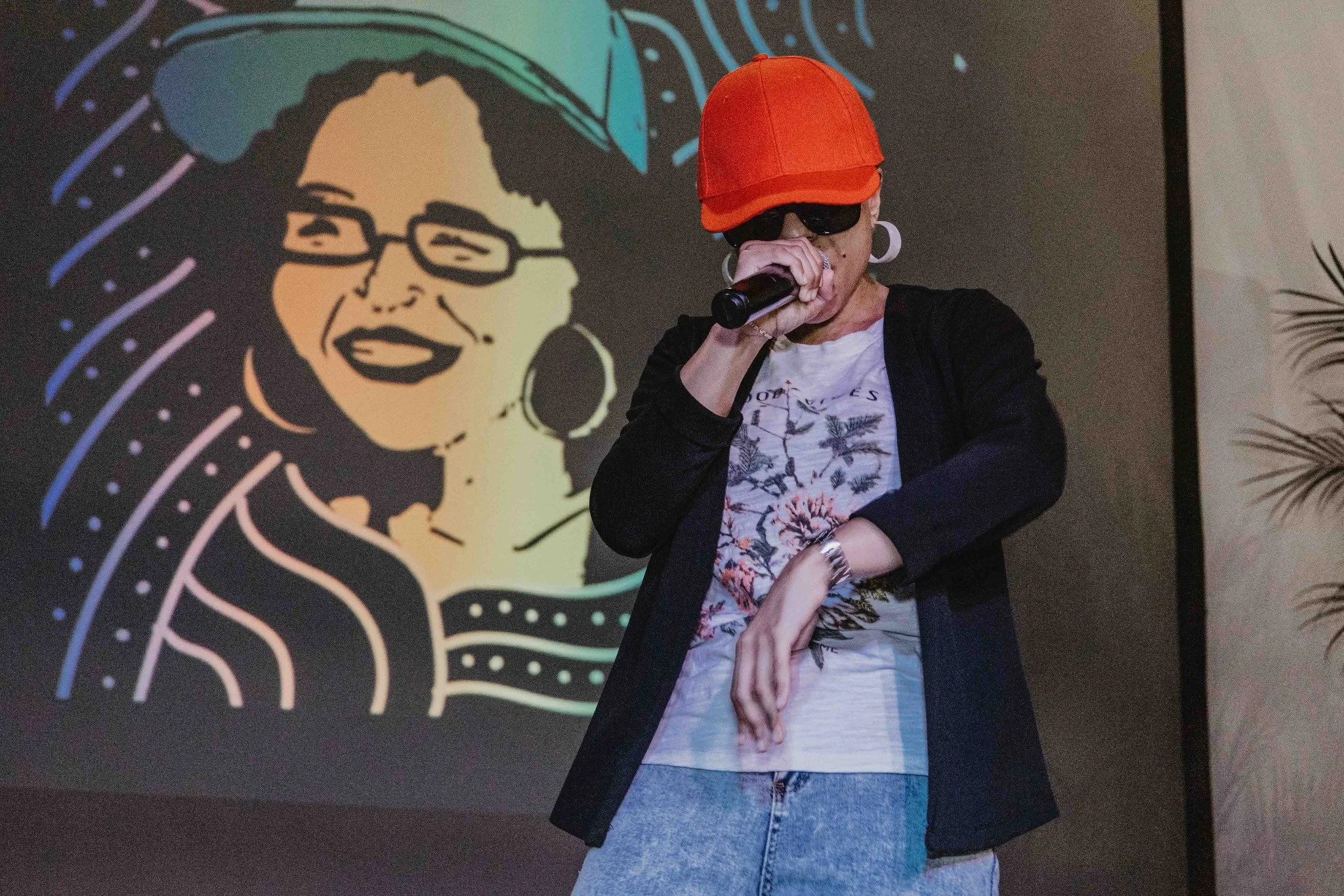 Elisa C. Martínez Salazar durante una performance musical