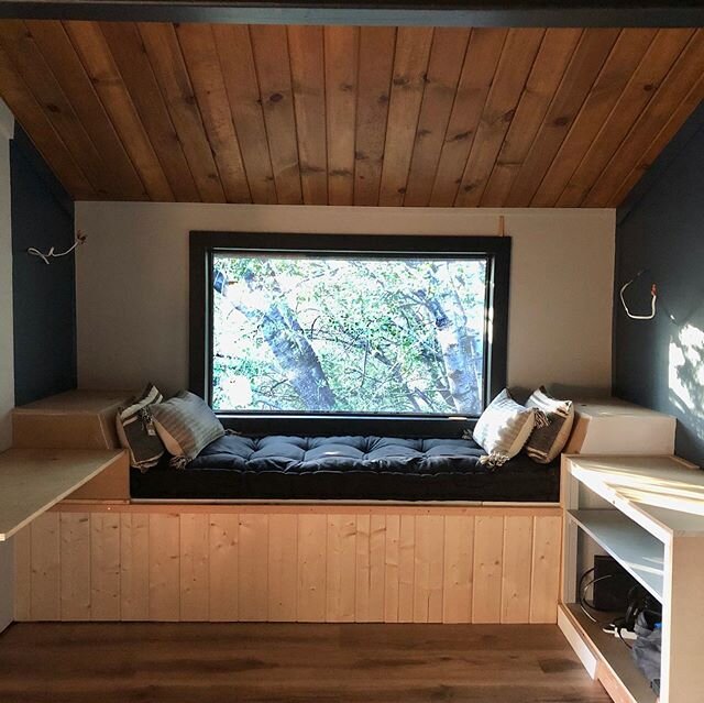 Inching along. Base cabinet done. Now I can add bookshelves to the tops of the window bed and cabinet. Threw on the pillows to get a feel for the finished product. 👍🏼