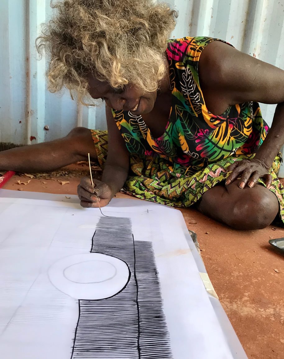 Susan Marawarr painting in Maningrida. Photo: Bábbarra Designs.