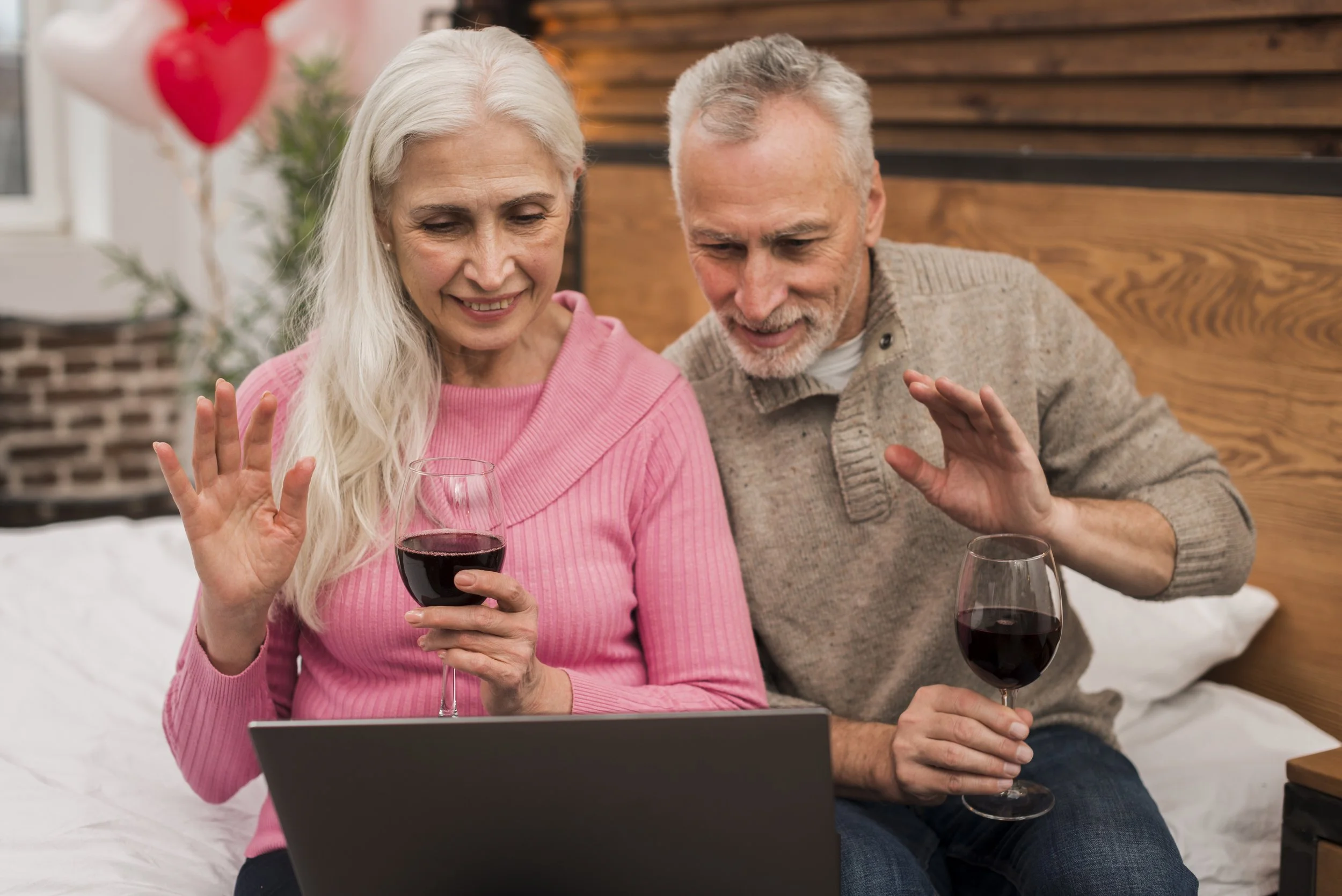 smiley-couple-using-laptop-drinking-wine.jpg