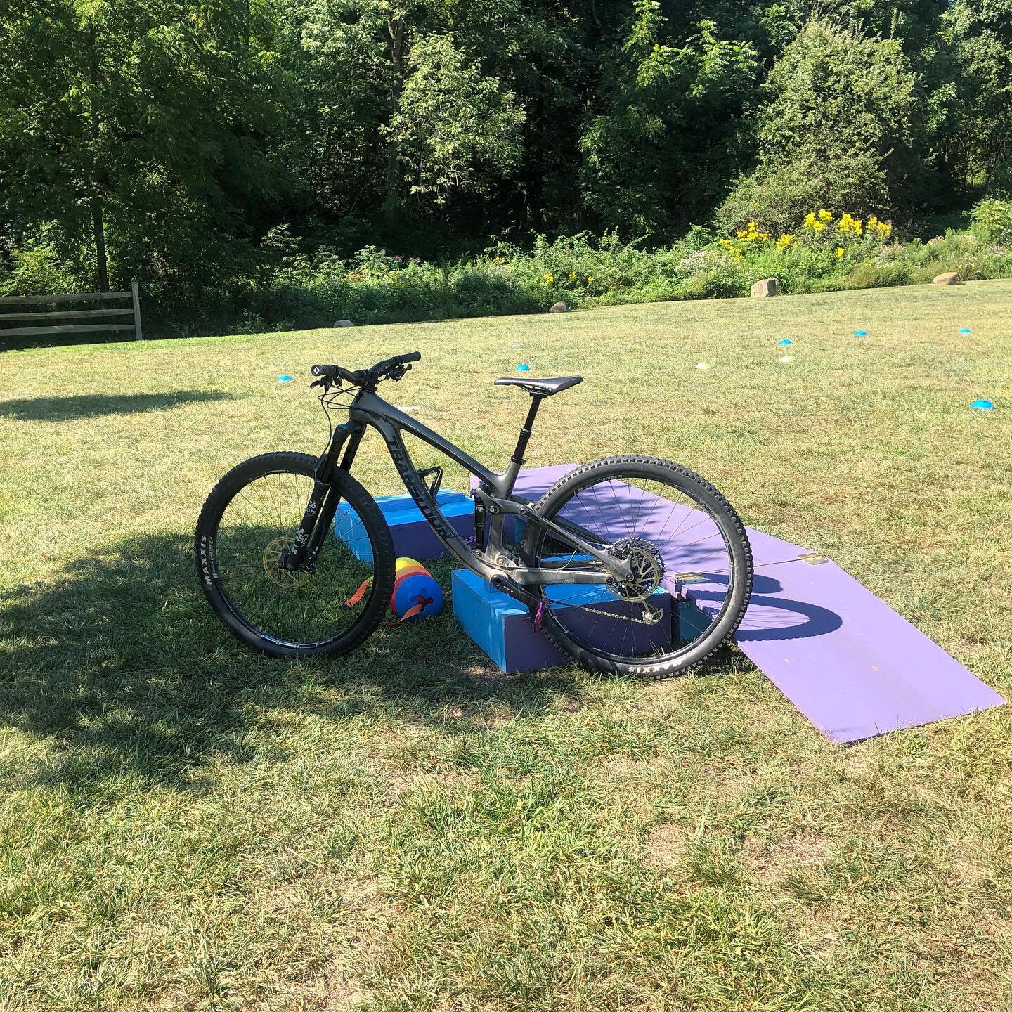 It&rsquo;s a great weekend for some skills lessons! Want to brush up on your skills, dial in your ride, and gain confidence? Check out our lesson packages and books some sessions today with our @icp.bike certified instructors! 
#inspirethestoke #cert