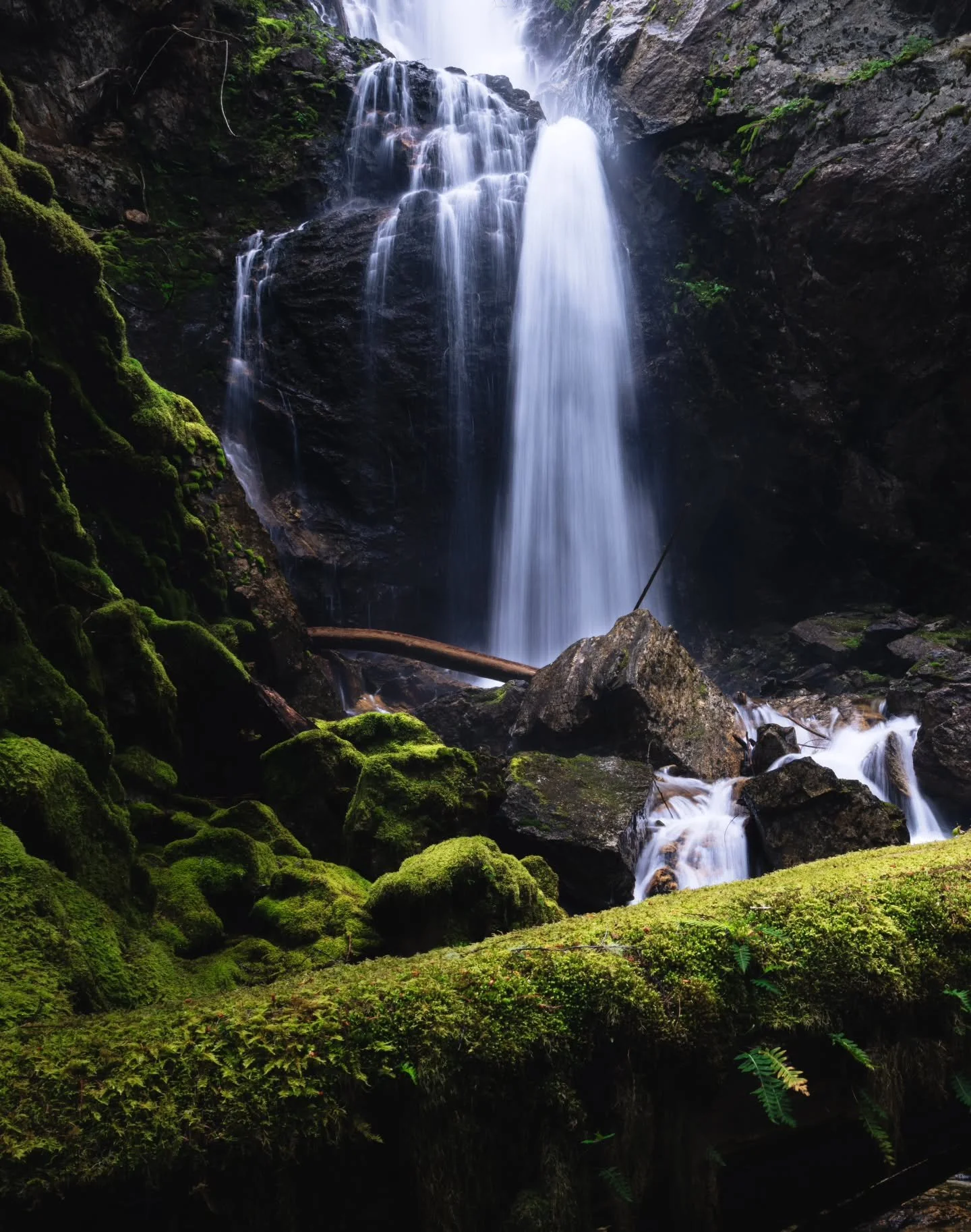 Another forgotten frame here, but I'm already thinking about getting back to the PNW in a few months for some backpacking adventures. 
.
.
.
#pnw #waterfalls #canonusa #landscapephotography