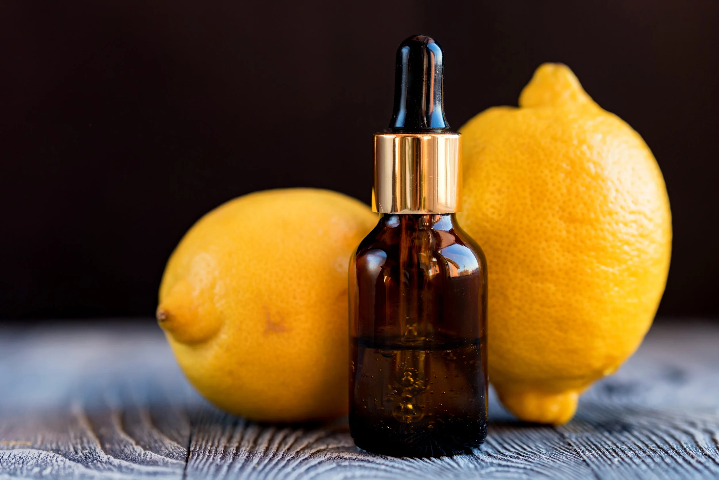 dropper-bottle-of-lemon-essential-oil-BP2Z4HD.jpg