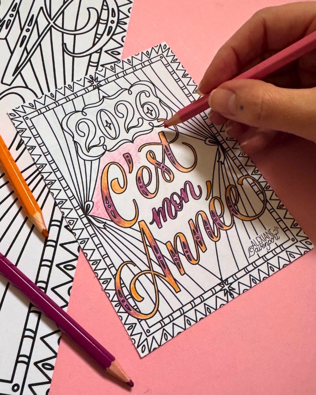 Cette ann&eacute;e, j&rsquo;ai fait mes v&oelig;ux sous forme de coloriage pour mes client.es parce que cr&eacute;ativit&eacute; + s&eacute;r&eacute;nit&eacute; = combo gagnant.

Et je te l&rsquo;offre &agrave; toi aussi ! 🎁

Tu peux t&eacute;l&eacu