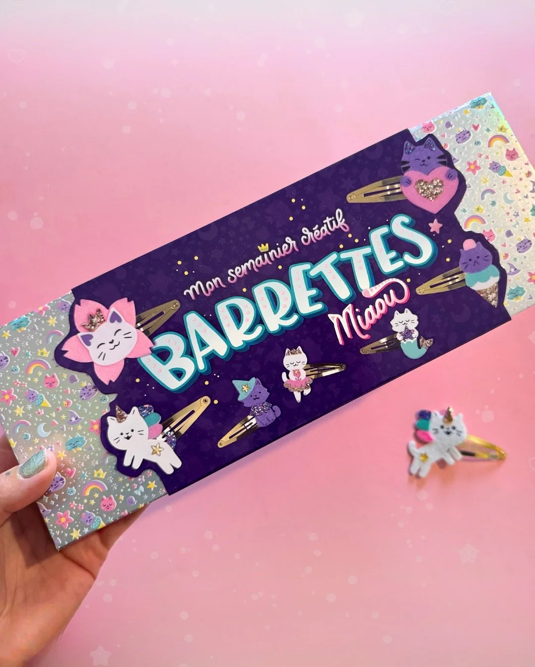 It&rsquo;s out! 💁&zwj;♀️ Trop contente de vous montrer un lettrage que j&rsquo;ai r&eacute;alis&eacute; pour les @editions_playbac cette ann&eacute;e, aux c&ocirc;t&eacute;s des illustrations de la talentueuse L&eacute;a Fabre @lealalicorne. Le coff