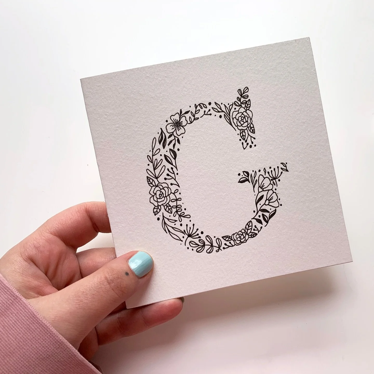 Id&eacute;e cadeau de derni&egrave;re minute (enfin de derni&egrave;re heure, on va pas se mytho) : une affiche avec une initiale fleurie.

Il te faut du papier blanc, un crayon &agrave; papier, une gomme et un stylo fin noir.

Et t&rsquo;as plus qu&