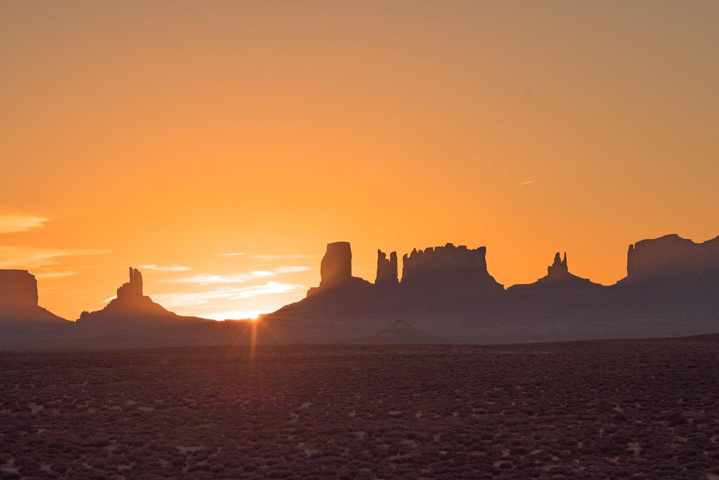 Monument Valley Sunset &ndash; There&rsquo;s nothing quite like watching the sunset with a good friend, am I right? Especially when you&rsquo;re treated to one of the most spectacular views imaginable &ndash; the iconic Monument Valley Tribal Park sk
