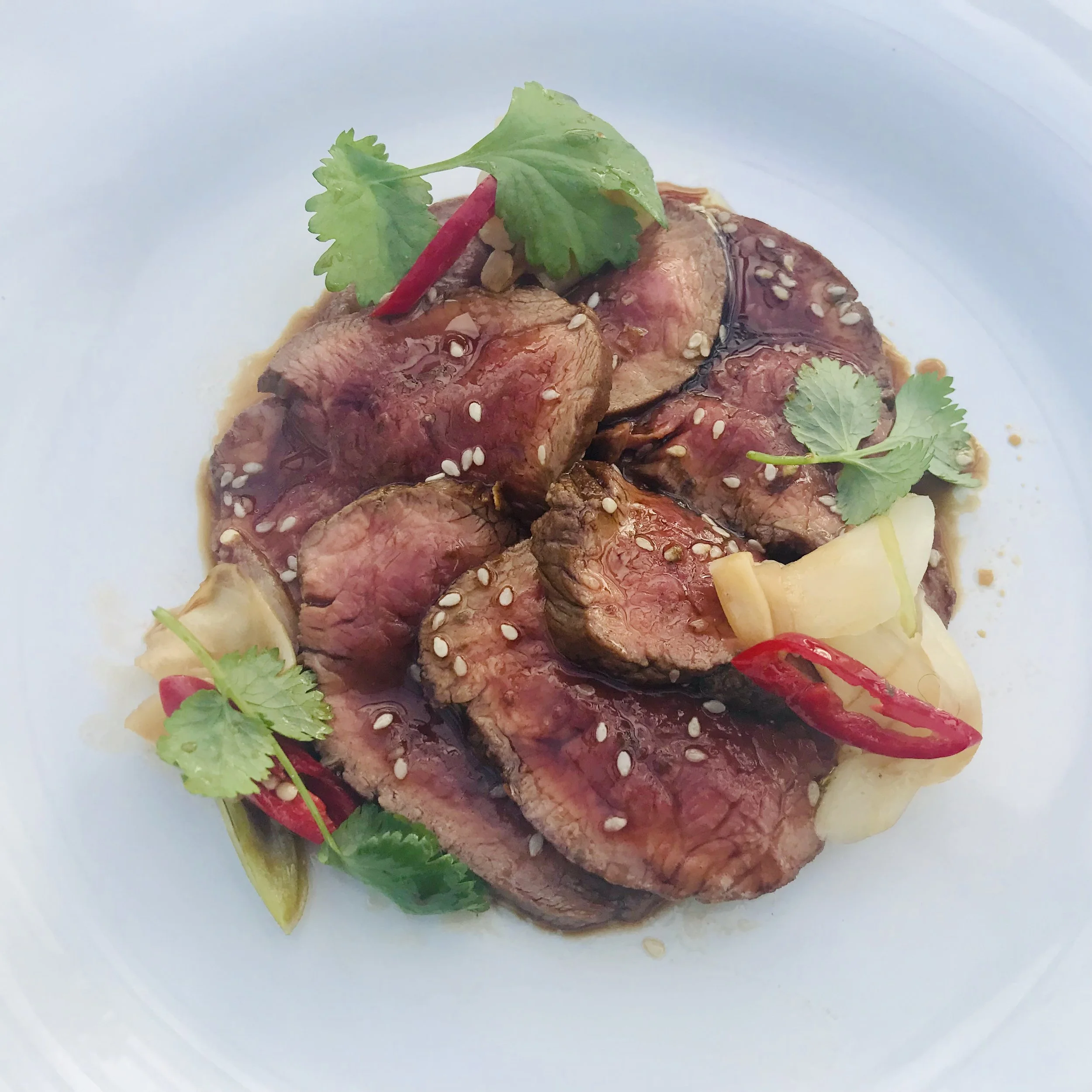 Tataki av Limousin Unik filet med ponzusaus, chili, vårløk og syltet ingefær