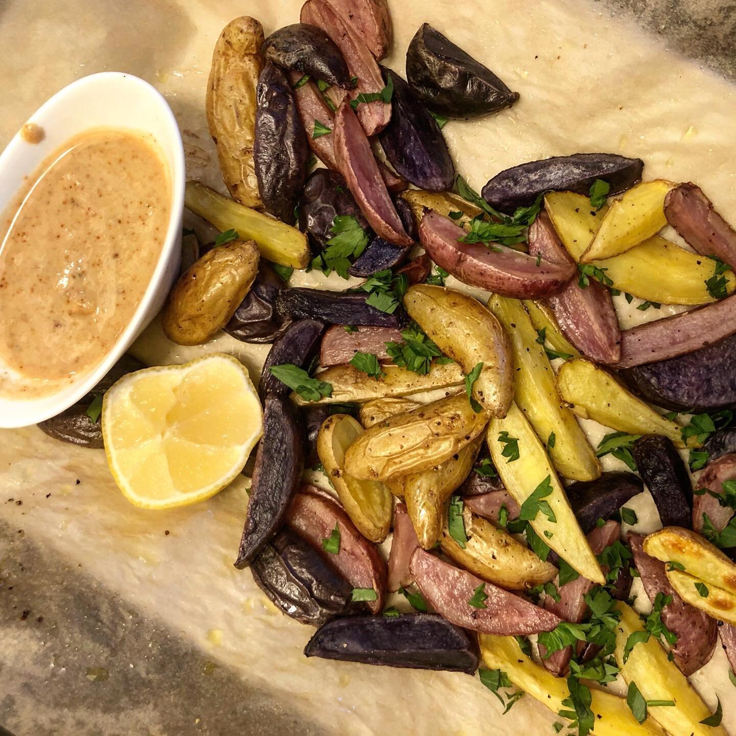 These are worth starting the oven for!! Baked @strohauerfarms fingerlings with harissa and lemon tahini dipping sauce. 🥔🍋❤️
Did you know that potatoes that are richer in color contain pigments called carotenoids and flavonoids that may protect our 
