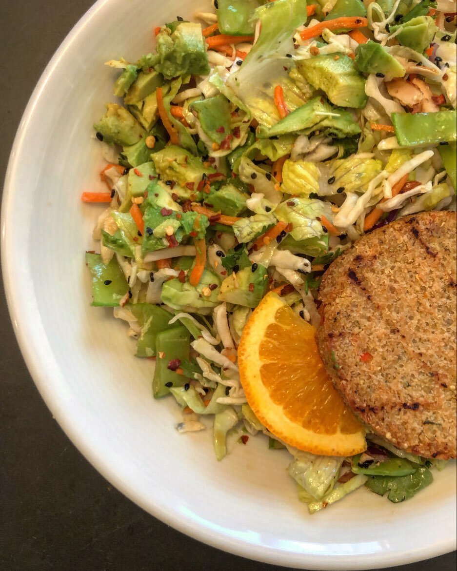 Another great chopped salad last night! Love these for the simplicity, versatility, and made ahead of time lunches and dinners are done for you!🙌 Topped this one with a @qrunchorganics quinoa burger for a good veggie protein source! Delish!

Asian S