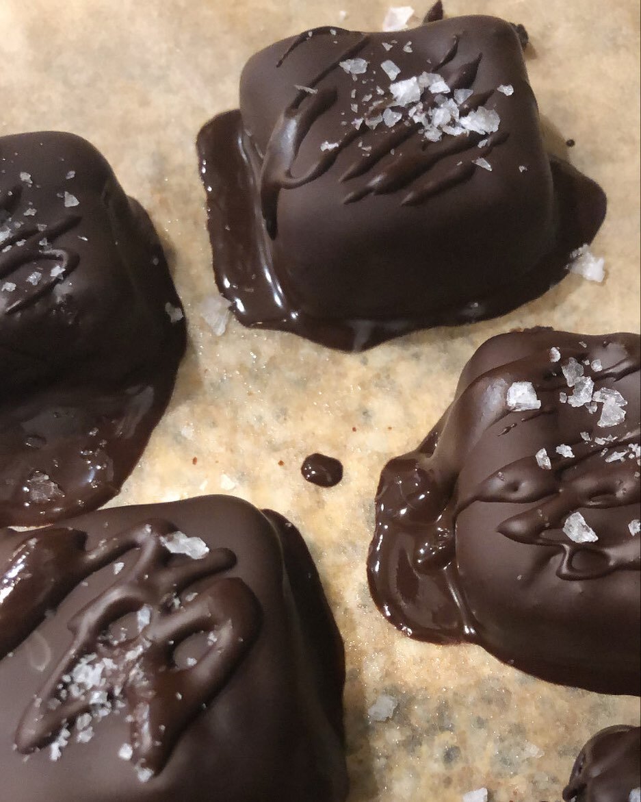 Omg! These are the best things I have made in a while!!🤤🤤Thank God the kids were not terribly interested in them, but just in case the rest will be hiding out in the back of the freezer!! 
🍫🥰🍫🥰🍫🥰🍫🥰🍫🥰🍫
Chocolate Peanut Butter Truffles

4 