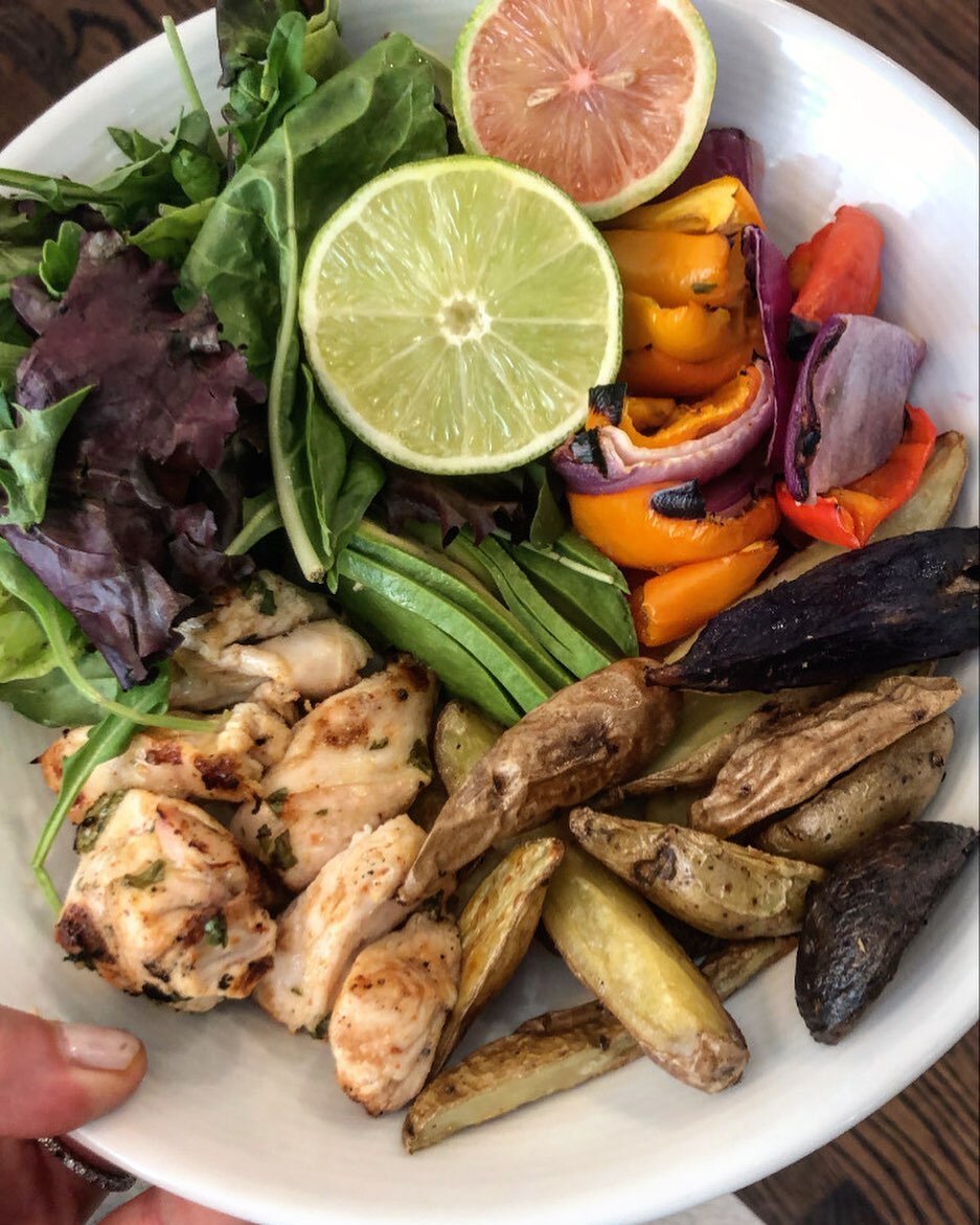 Happy Tuesday! Hope it was a bright and colorful one. 🌈🙌This taco bowl certainly helped! Field greens, grilled red onion, bell peppers, @strohauerfarms fingerling potatoes, grilled chicken marinated with lime, garlic, olive oil, chili powder, papri