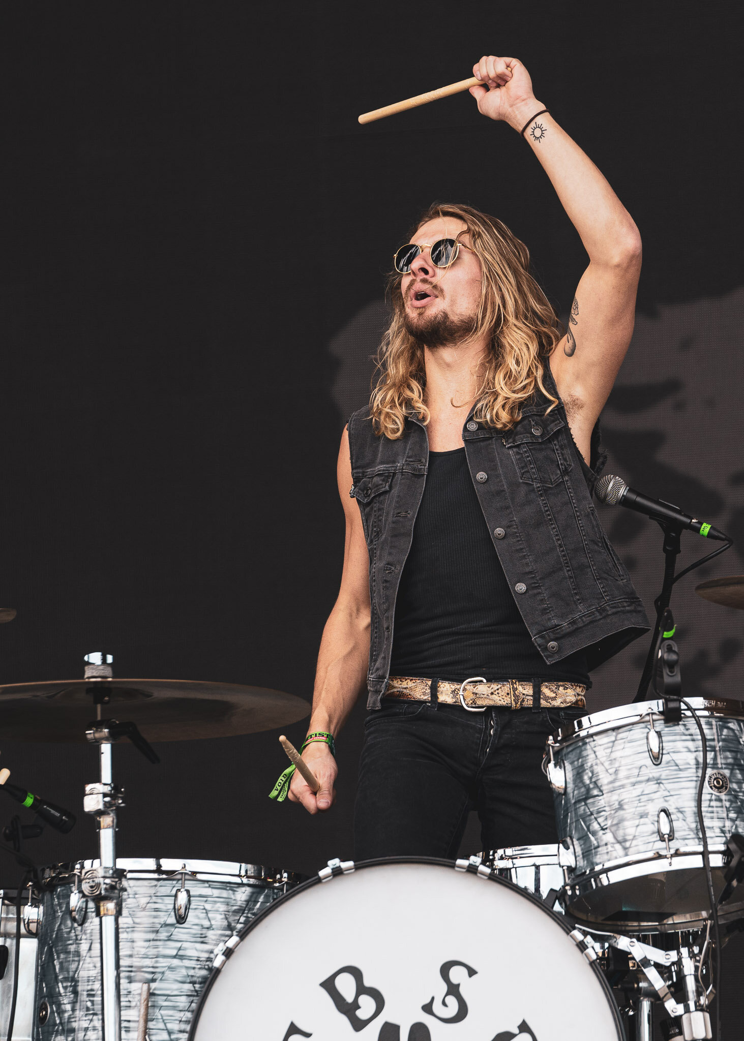 TYLER BRYANT AND THE SHAKEDOWN