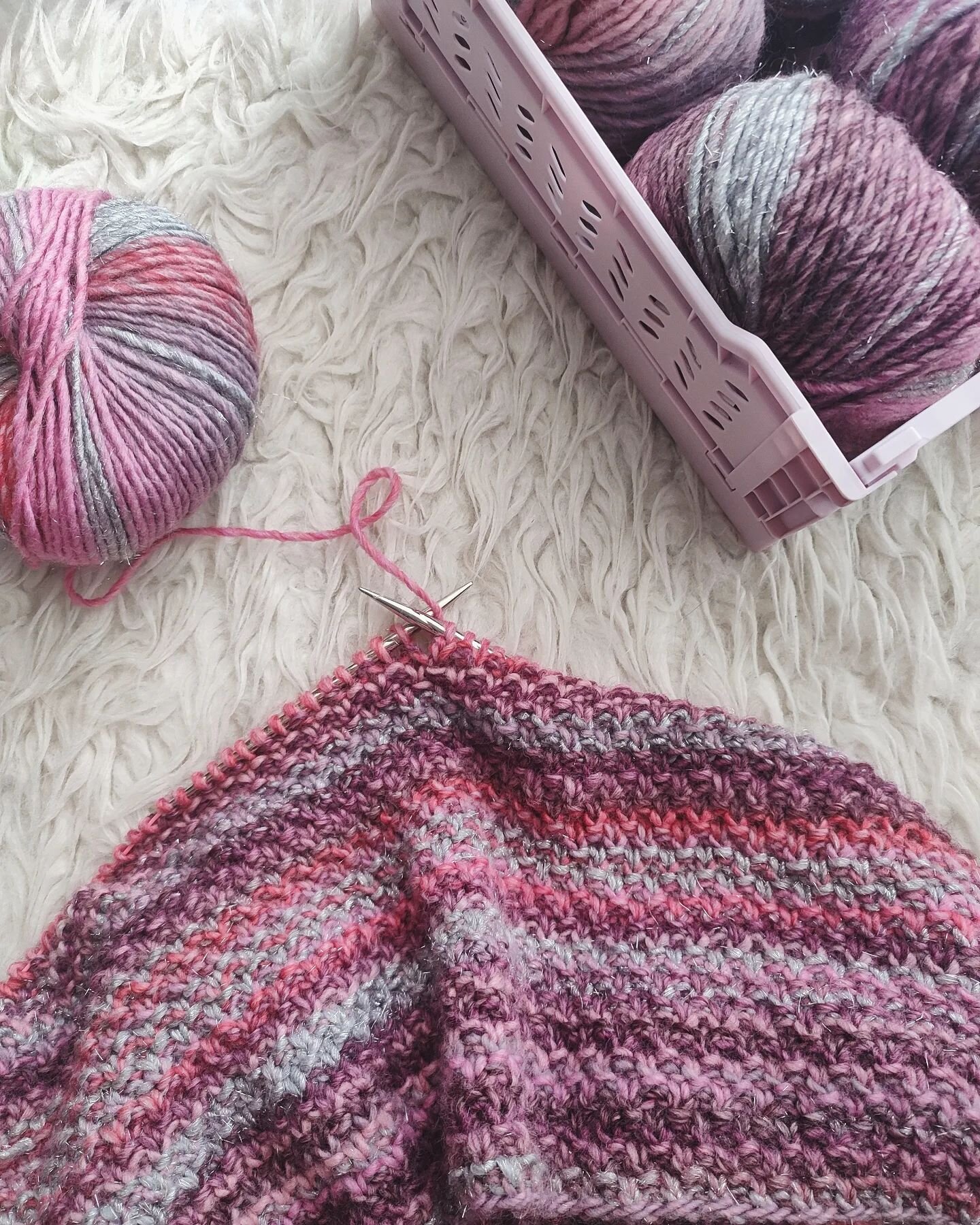 An afternoon well spent 🌸
.
Pattern:  Double Moss stitch
Yarn: Mocktail in Ligonberry Spritz (04) from @hobbii_yarn
.
#littlethingsblogged #knitting #knitter #knittersofinstagram  #stricken #igknitters#strikk #strikking #strickpullover #knittersofin