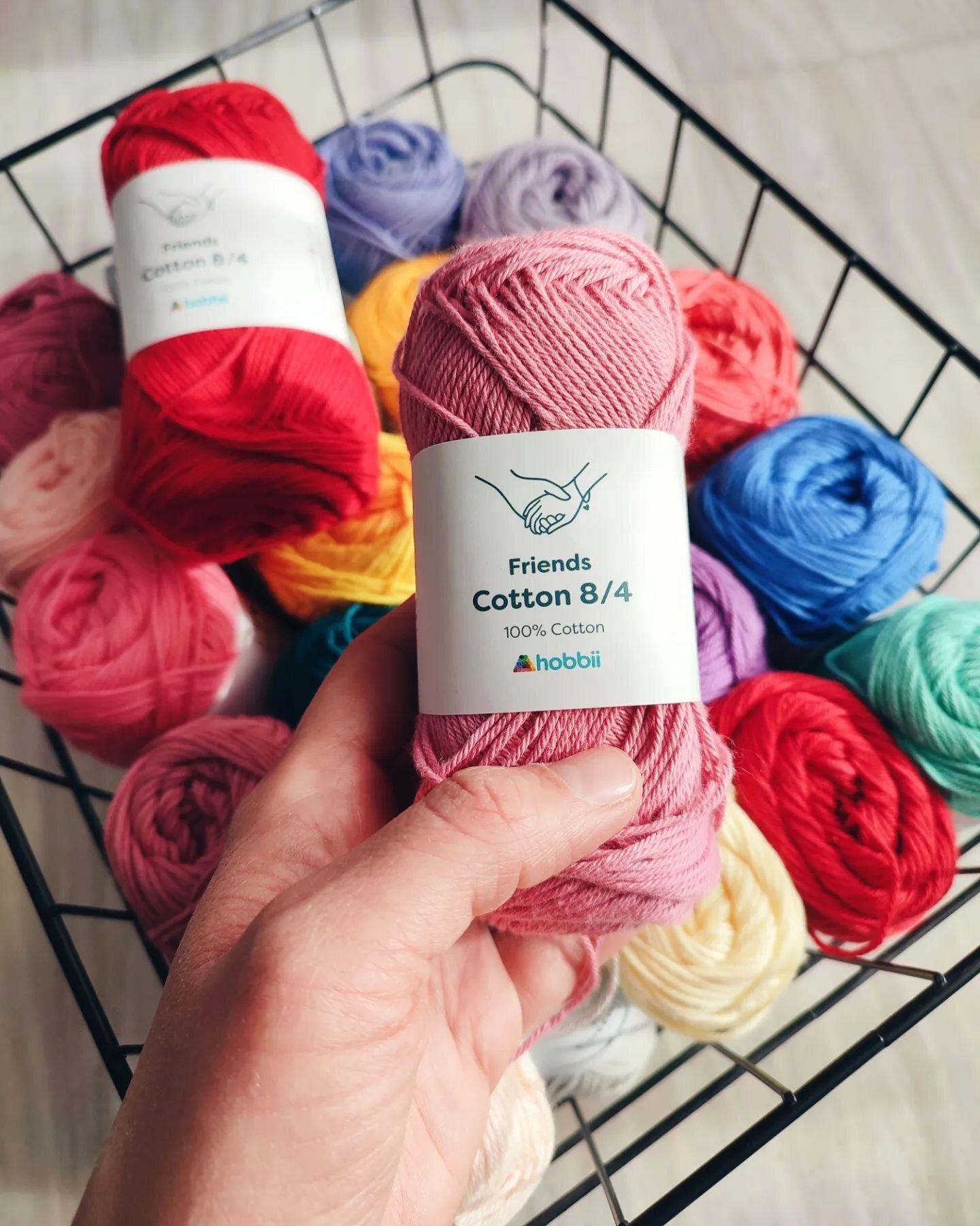 The best way to end a difficult week is to come home to this yarn package! 🌈
.
I am so ready for crocheting a wonderful project for the #hobbiigrannysquaremonth challenge by @hobbii_yarn and I can't wait to show you what I have decided to make! 💐
.