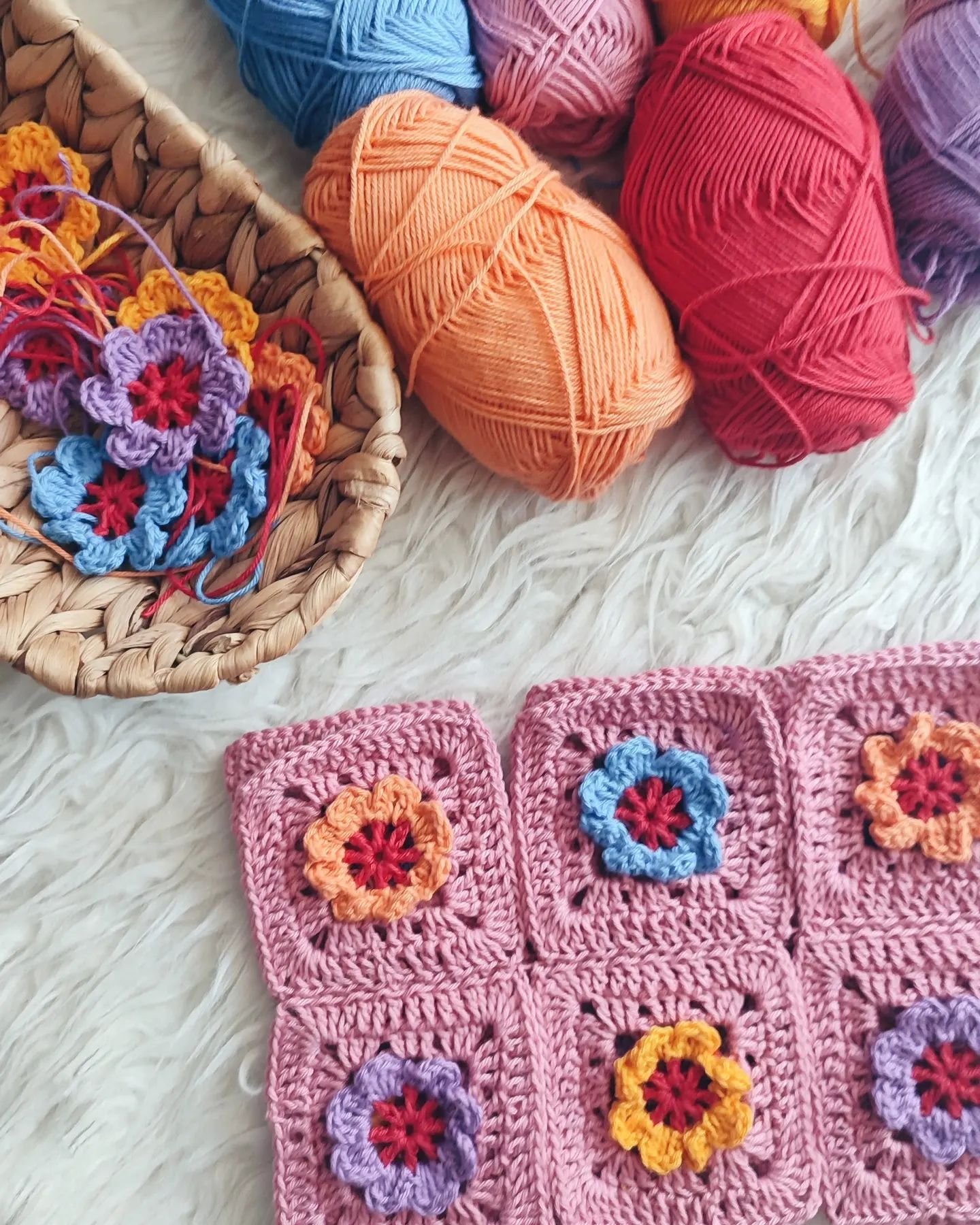 Working on some flower granny squares today ! 🌸❤️🌹🌷
.
I'm using the pretty and colorful Zing crochet hook set from @knitproeu to work my grannies and I couldn't be more excited! The set comes in 9 sizes making it ideal for every project! 👌
.
#cro