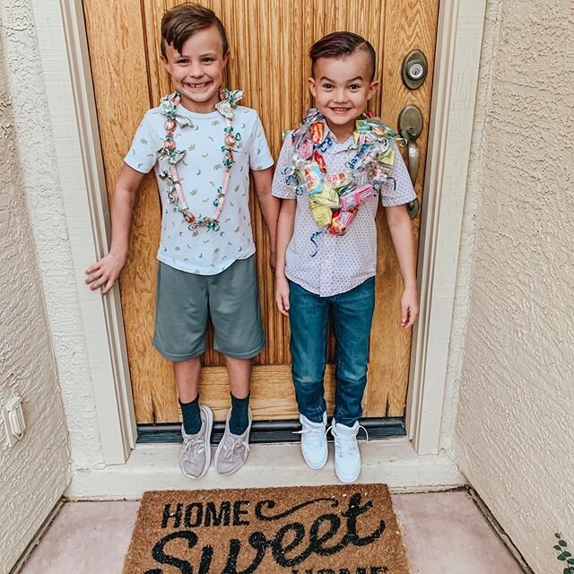 Happy Birthday to our good buddy, Gray!!🎉 I love the friendship these two have. Little brothers who refuse to be held back just because they&rsquo;re younger. Both summer birthday babies &amp; both trying to out-tippy-toe each other 😂 ...clearly Ja