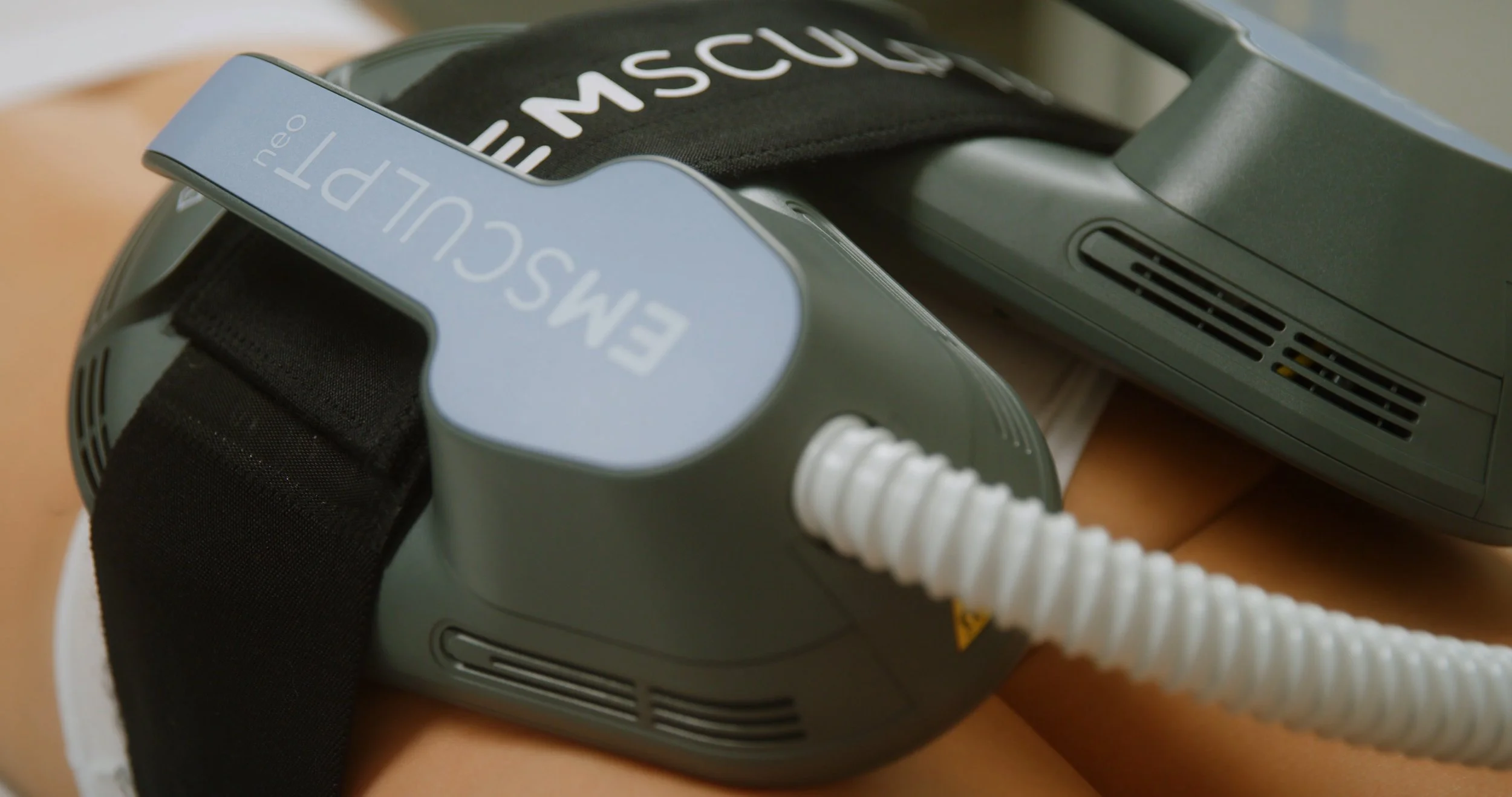 Emsculpt_Neo_PIC_Female-Model-Applicator-Abdomen-30_ENUS100.jpg