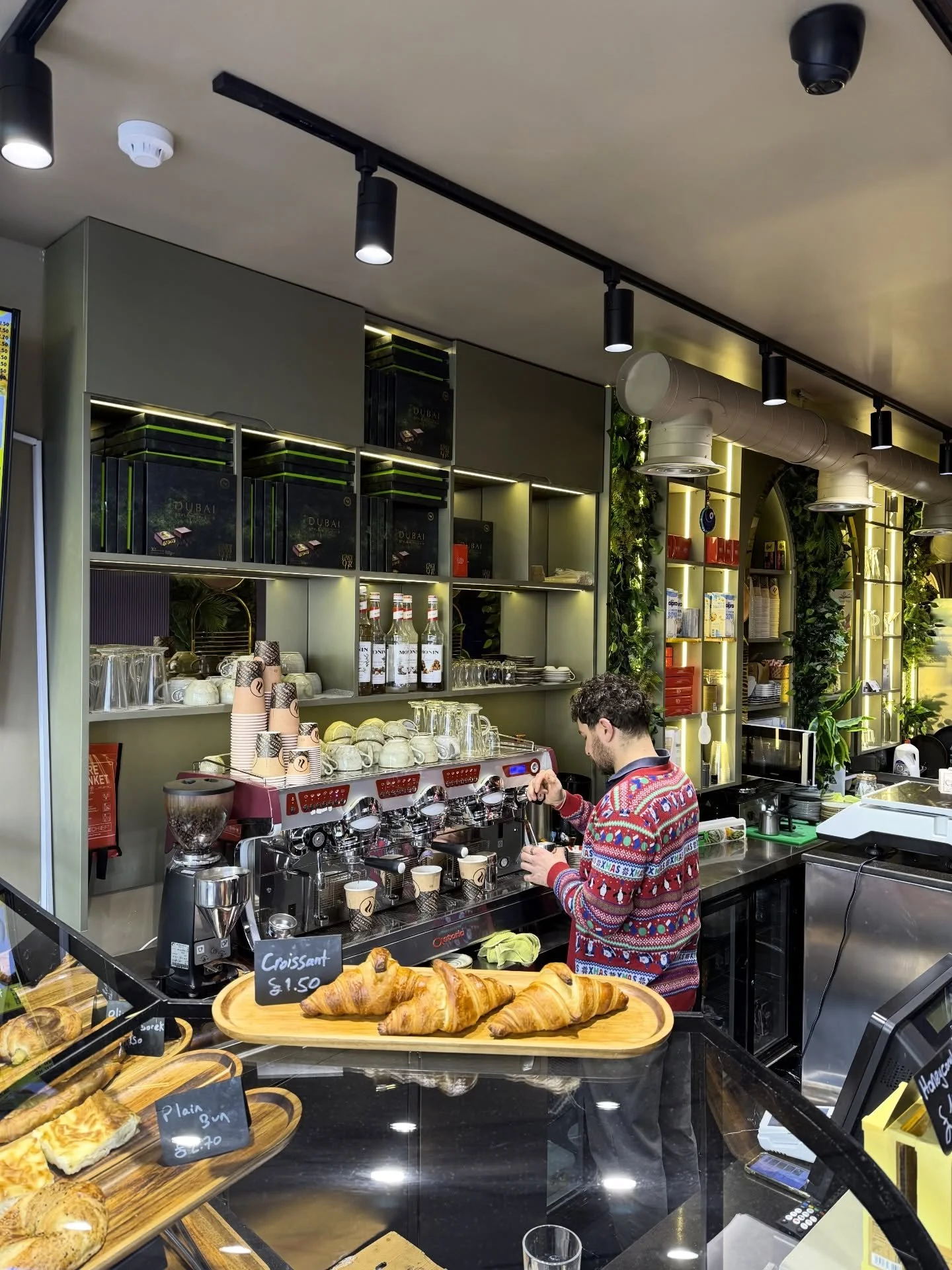 ☕️ Little coffee run from @blisspatisserie_brighton this morning &mdash; Turkish coffee and the sweetest treats&hellip; yes please!

We&rsquo;re so lucky to have incredible local businesses just a short stroll away. Perfect fuel for a busy day at Arc