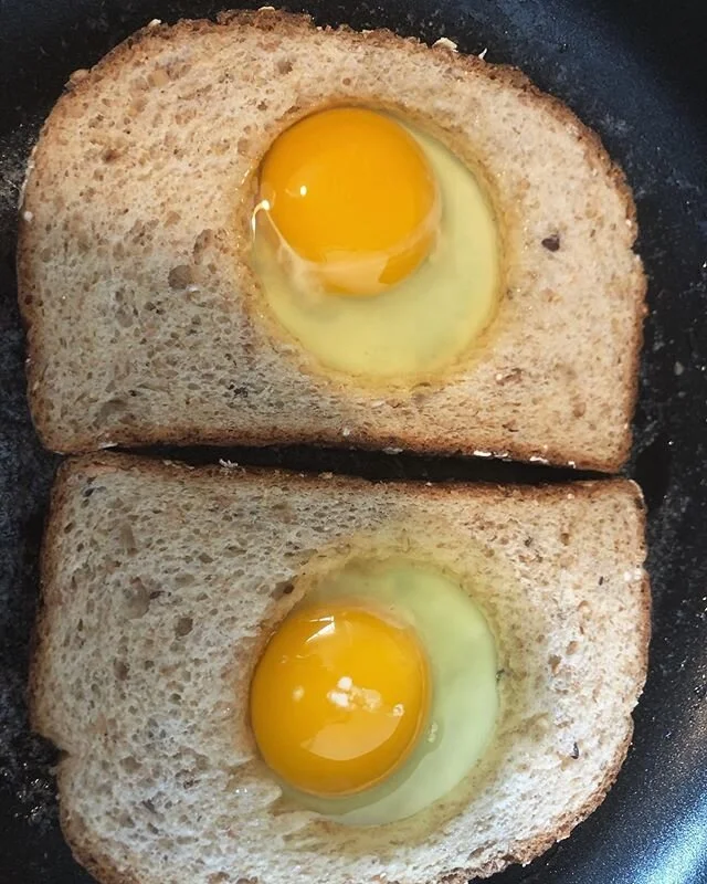 Trying to keep breakfast interesting in these trying times. .
.
.
.
.
.
.
.
.#eggs #eggsandtoast #toast #breakfastideas #breakfast