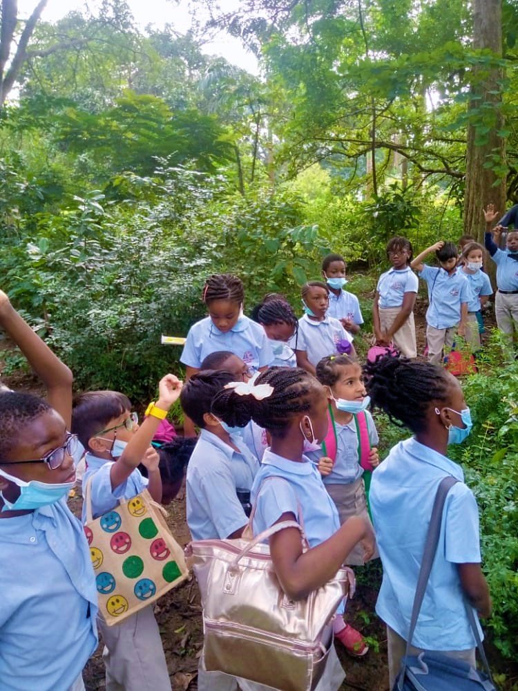  3rd graders enjoyed a trip to the UI Botanical Gardens as part of their Science class!  
