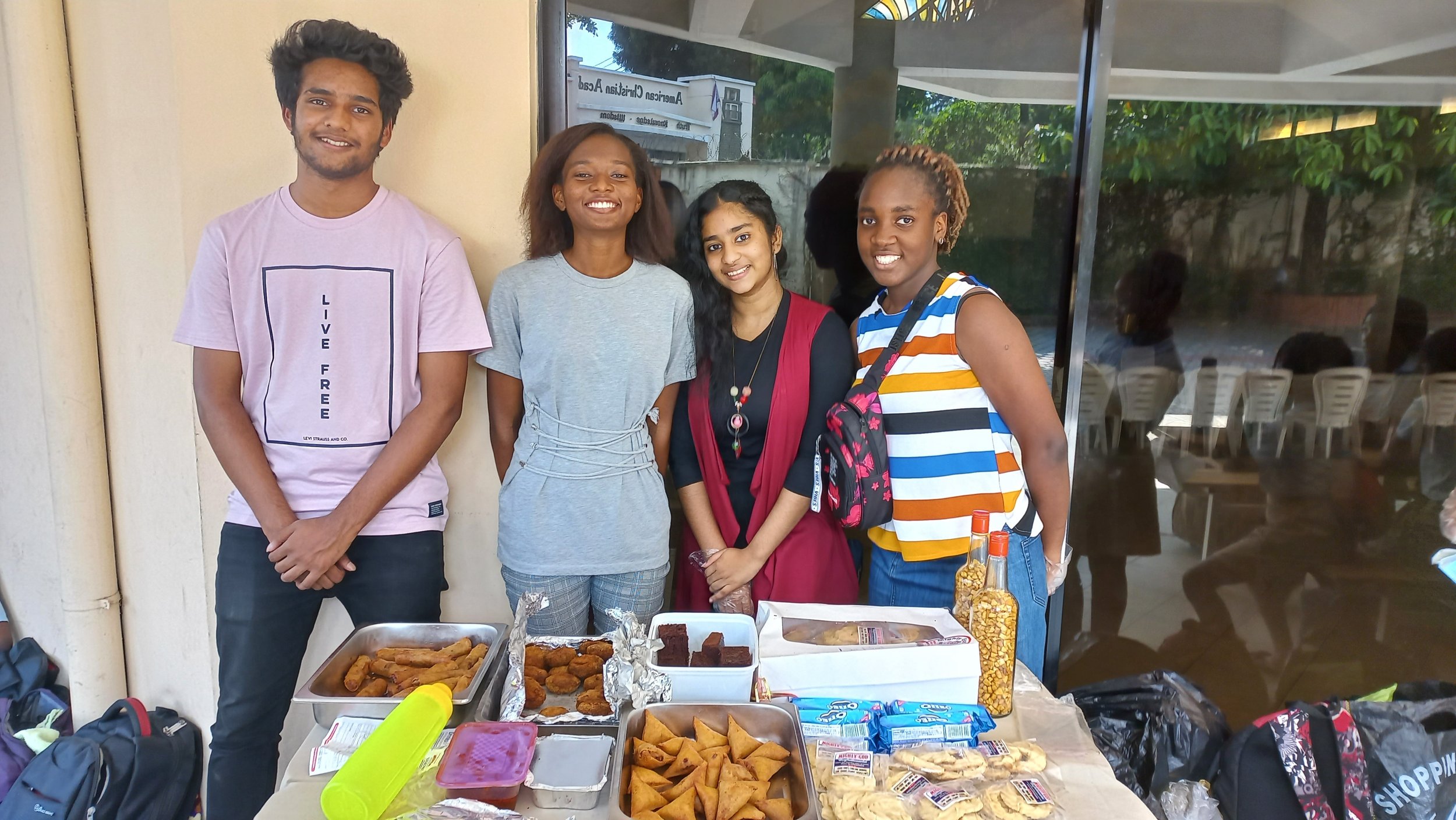  Thanks to everyone who came out to support our 12th grade student Bake Sale! 