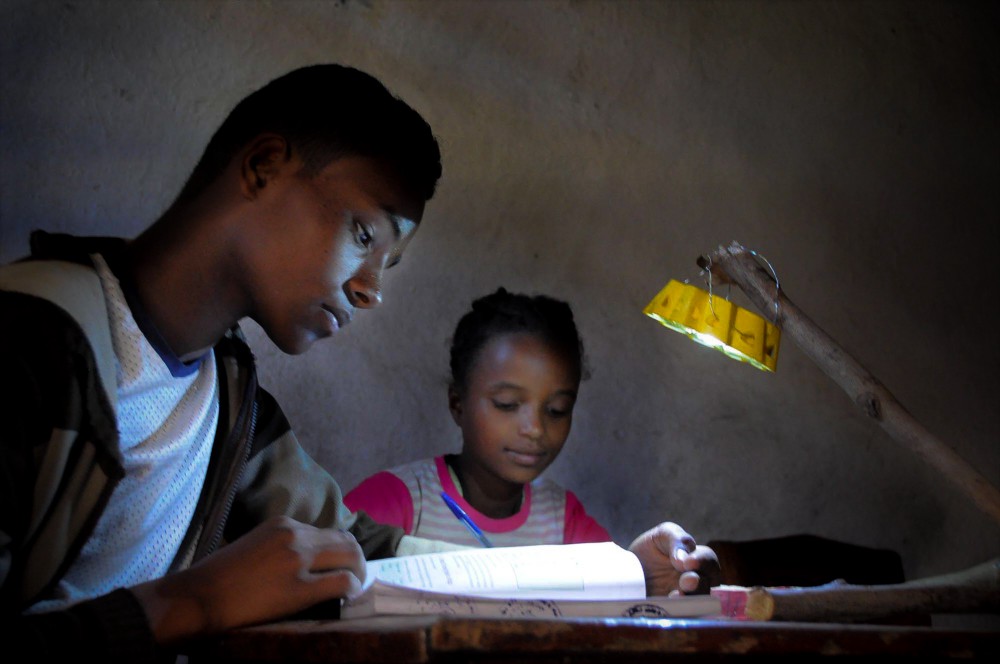 Niños estudiando con Little Sun Original © Maddalena Valeri