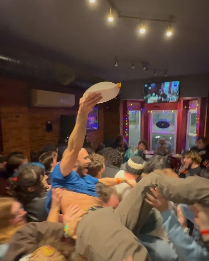 PIZZA DELIVERY FOR @SNOWINGTHEBAND 

Community rocks and last night was a dream, every dollar went to @vamos_juntos_ thanks to @fortressphl, @phillystyle_pizza, @snowingtheband, @pll.exe, and YEAH NO. This was so much fun, let&rsquo;s do it again soo