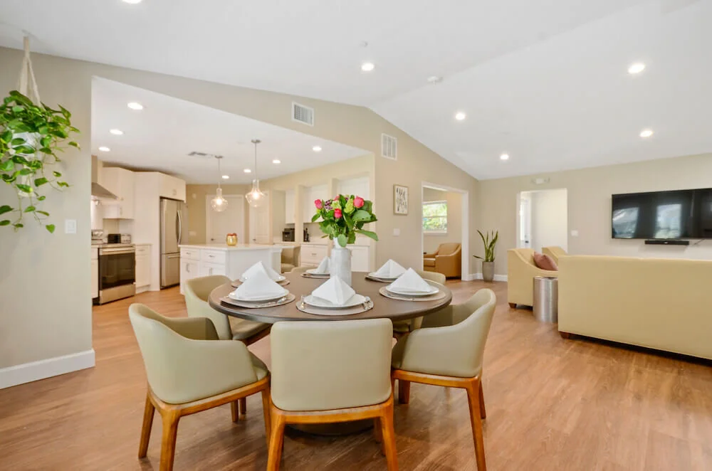 Vivant at Versailles Dining Room 74kb.jpeg