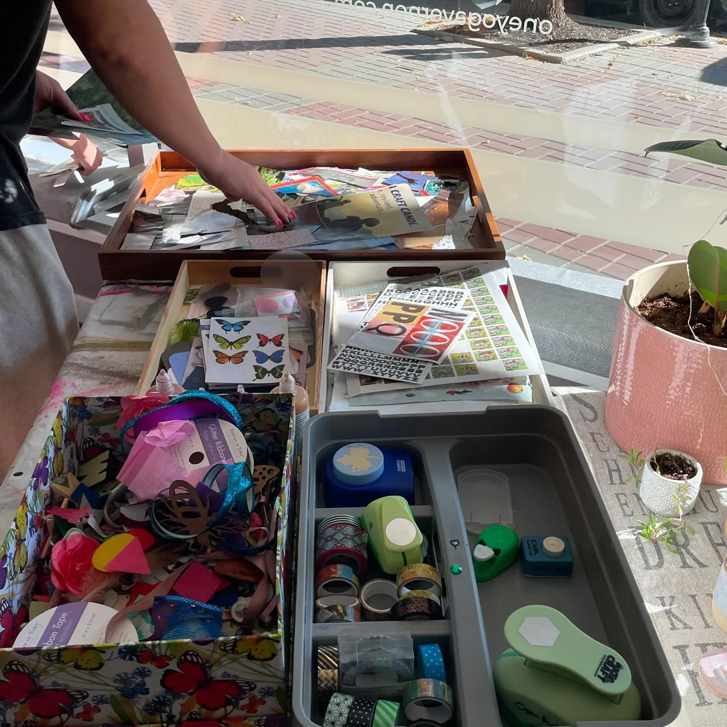 First yoga and art workshop @oneyogavernon was a beautiful afternoon of connection. This warm space was the container for this group to ground with heart opening yoga and then focus on intentions and affirmations that will lead them positive in their