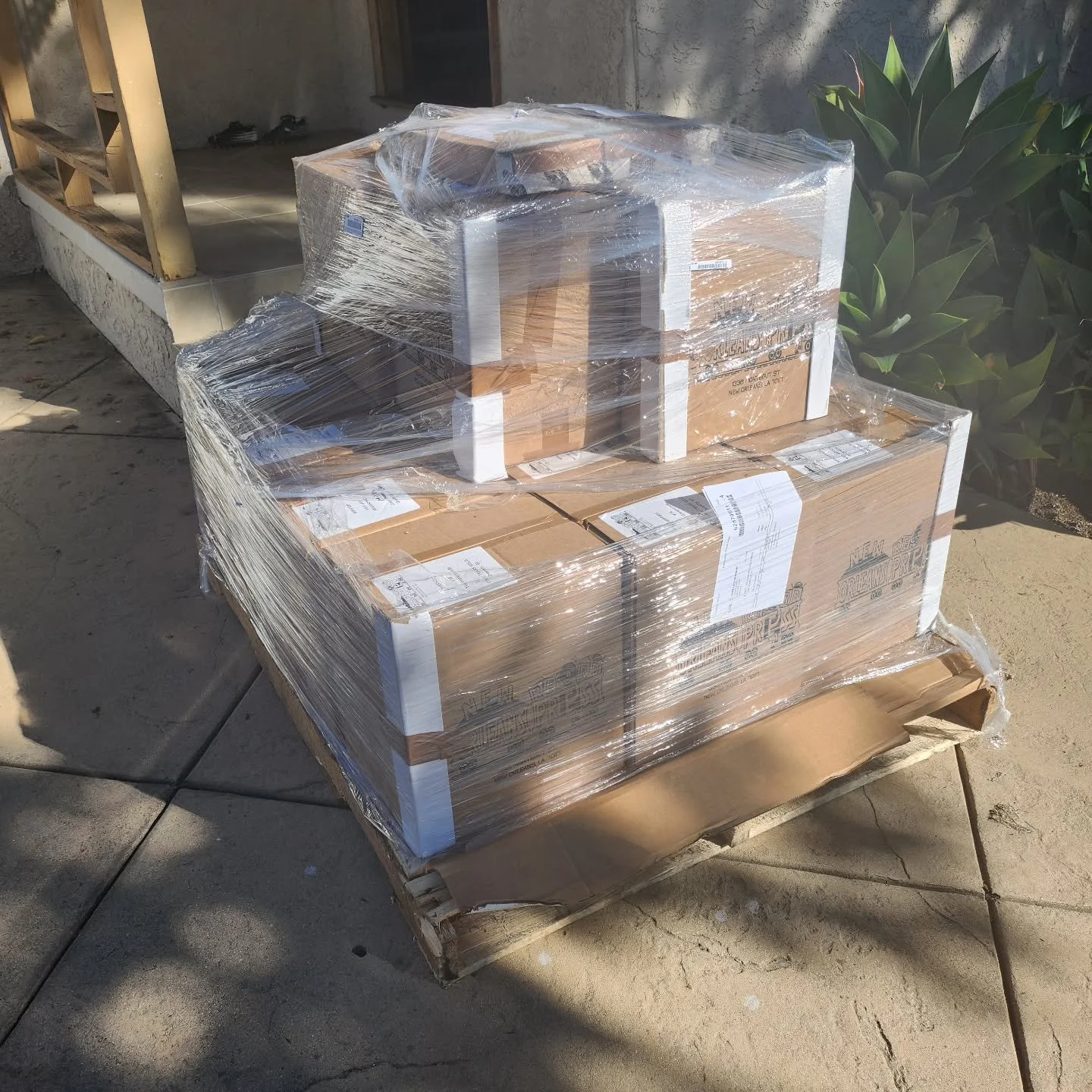 The vinyl has landed! 
 
@sgtsplendor 
@amyjaymusic 
@krisgruen 
@samh.barron 
@the.unexpecteds 
@iamsnowangel
@sputniktheband 

Did you get yours?

Hit that link in bio and shop the @motherwest store!

#NewMusic
#vinyl
#indie
#singersongwriter 
#roc