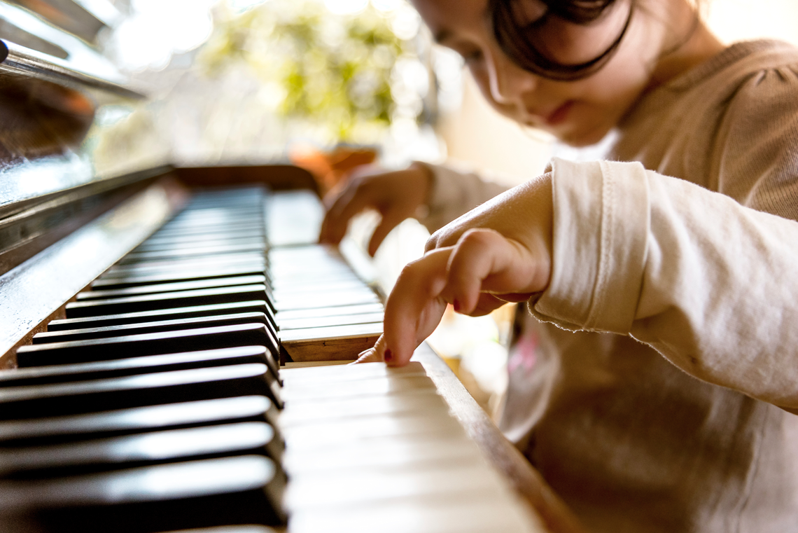 cute-little-girl-playing-on-old-piano-picture-id503891564-1140x761.png