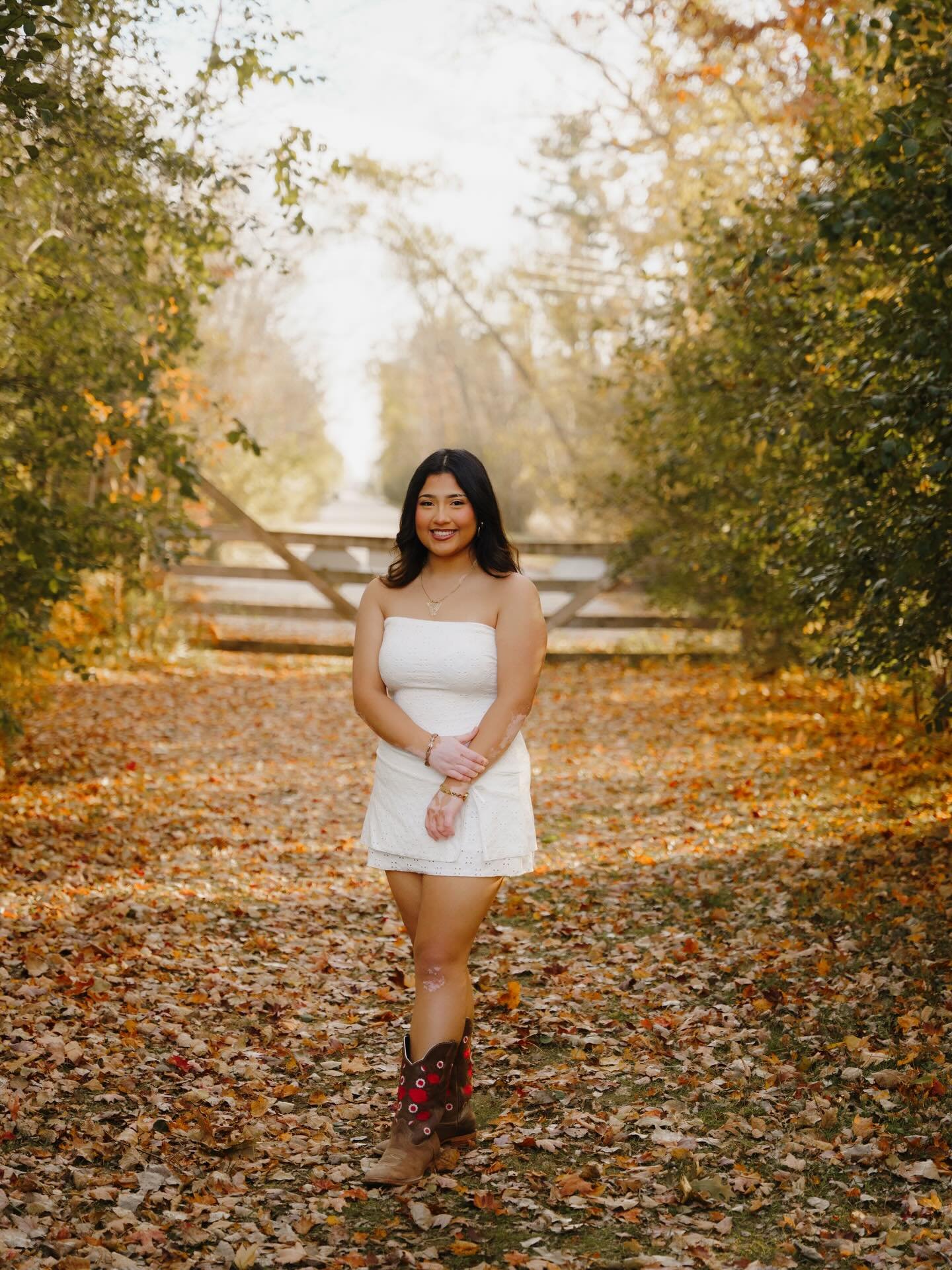 The most gorgeous girls senior session is on the blog - give it up for Mariana! Link in bio!