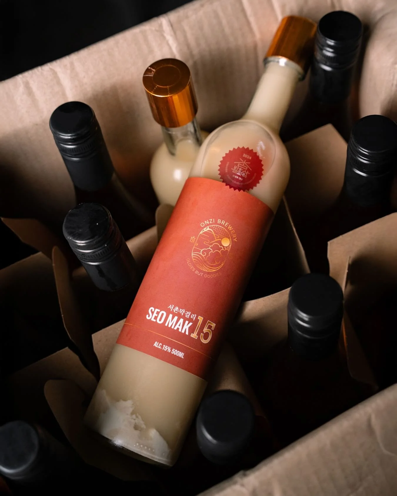 CRAFT MAKGEOLLI
Brewed by Onzi Suldoga (온지술도가).
Savoury, rich mouthfeel. Mild acidity.Makgeolli &mdash; one of Korea&rsquo;s oldest alcoholic drinks &mdash; began as a farmer&rsquo;s brew, made from rice, water, and nuruk (a traditional fermentation 