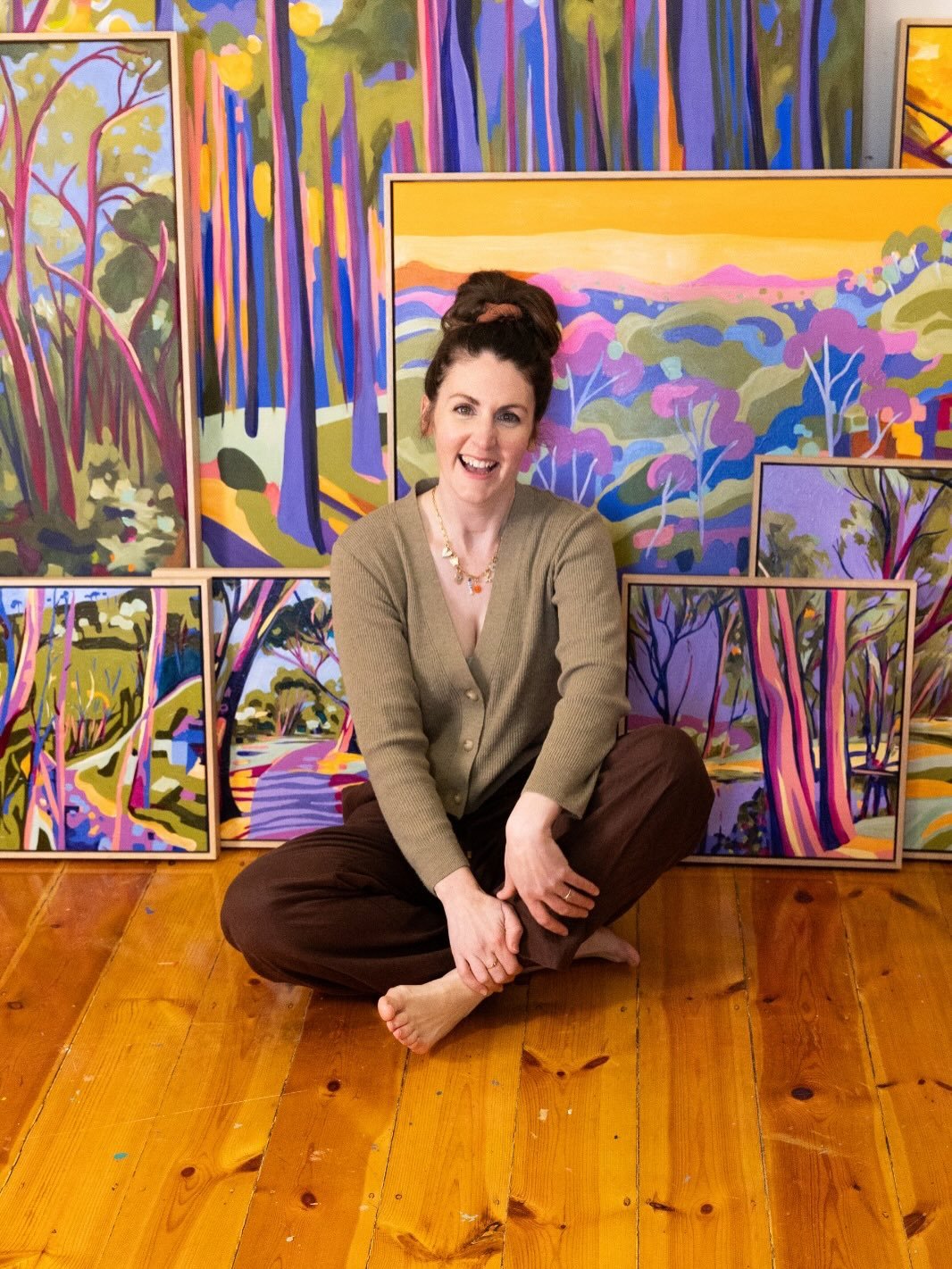 Howdy, thought it was about time I did an intro post. A lot of newbies over here, thanks for joining me on this crazy art ride 🤗 
Hi, I&rsquo;m Tess 👋
I&rsquo;m an abstract landscape artist and have been painting for as long as I can remember&helli