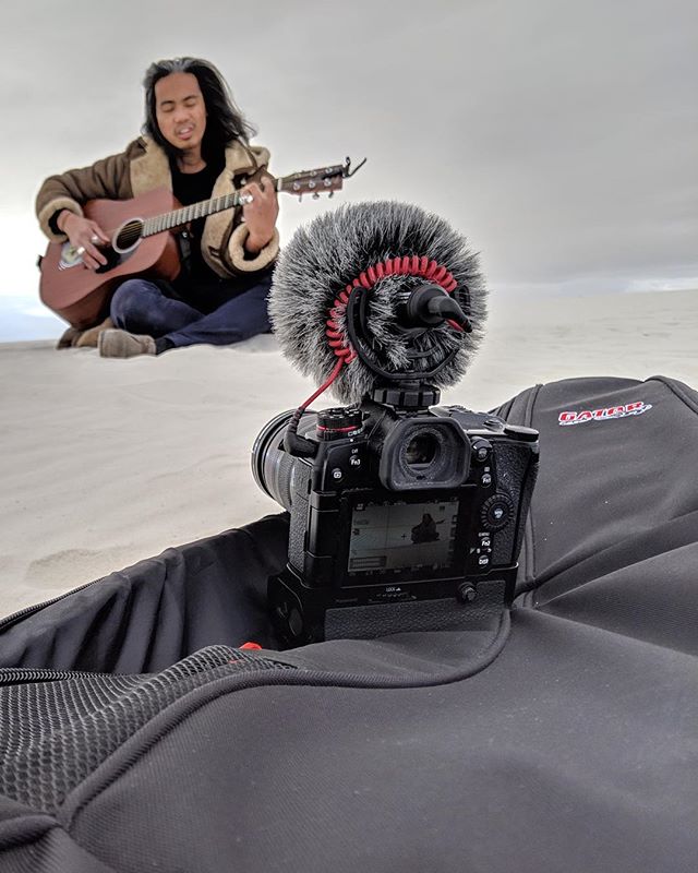 Who knew #guitar cases also double up as tripods? Another video from #whitesands session is coming!
📸: @notdatagain 
#originalmusic #indiemusic #indiepop