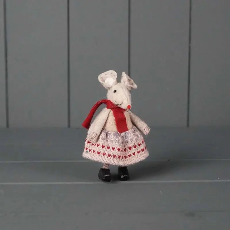 Mouse - Standing with clogs in a beige dress