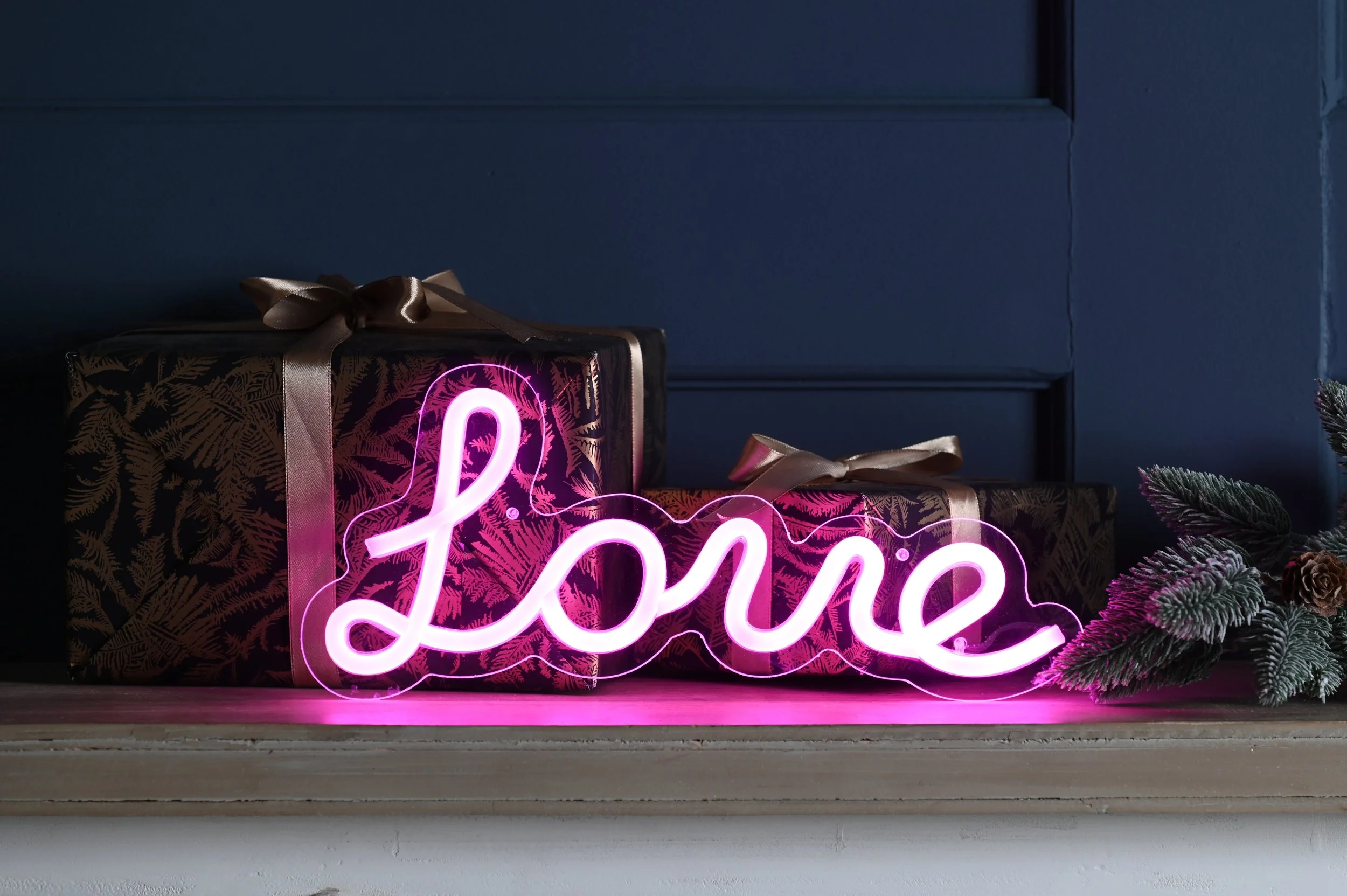 Neon sign - Love