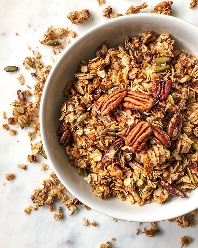 ATTN GRANOLA LOVERS: if you have never tried making your own granola, this is the recipe for you!

One bowl and 15 minutes of prep is all you need for this super simple, crazy good cinnamon maple pecan granola that is seriously satisfying to make. 
P